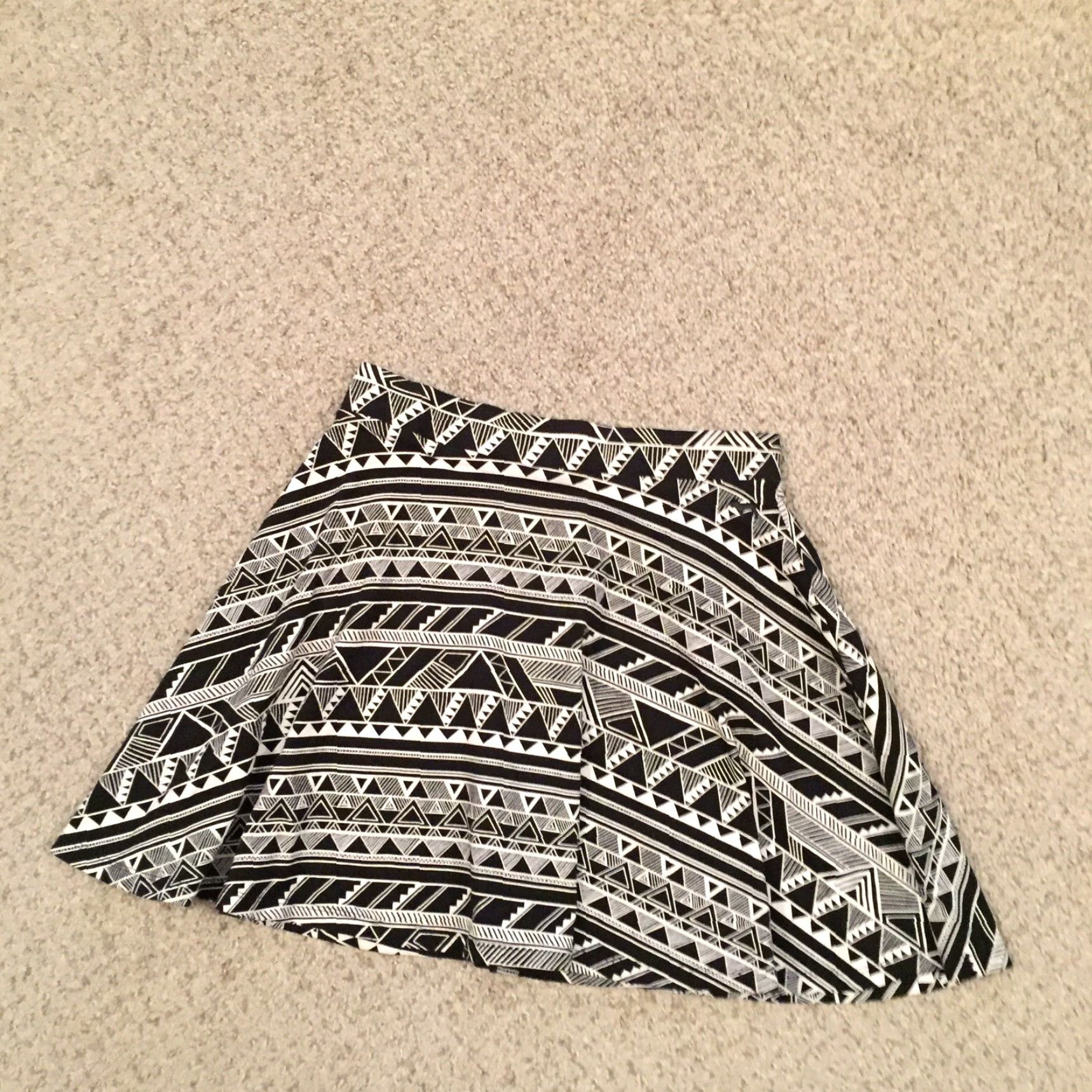 Victoria's Secret Victoria's Secret Skirt Short Black Geometric Pull On Unlined Flare S Women Size 28" / US 6 / IT 42 - 2 Thumbnail