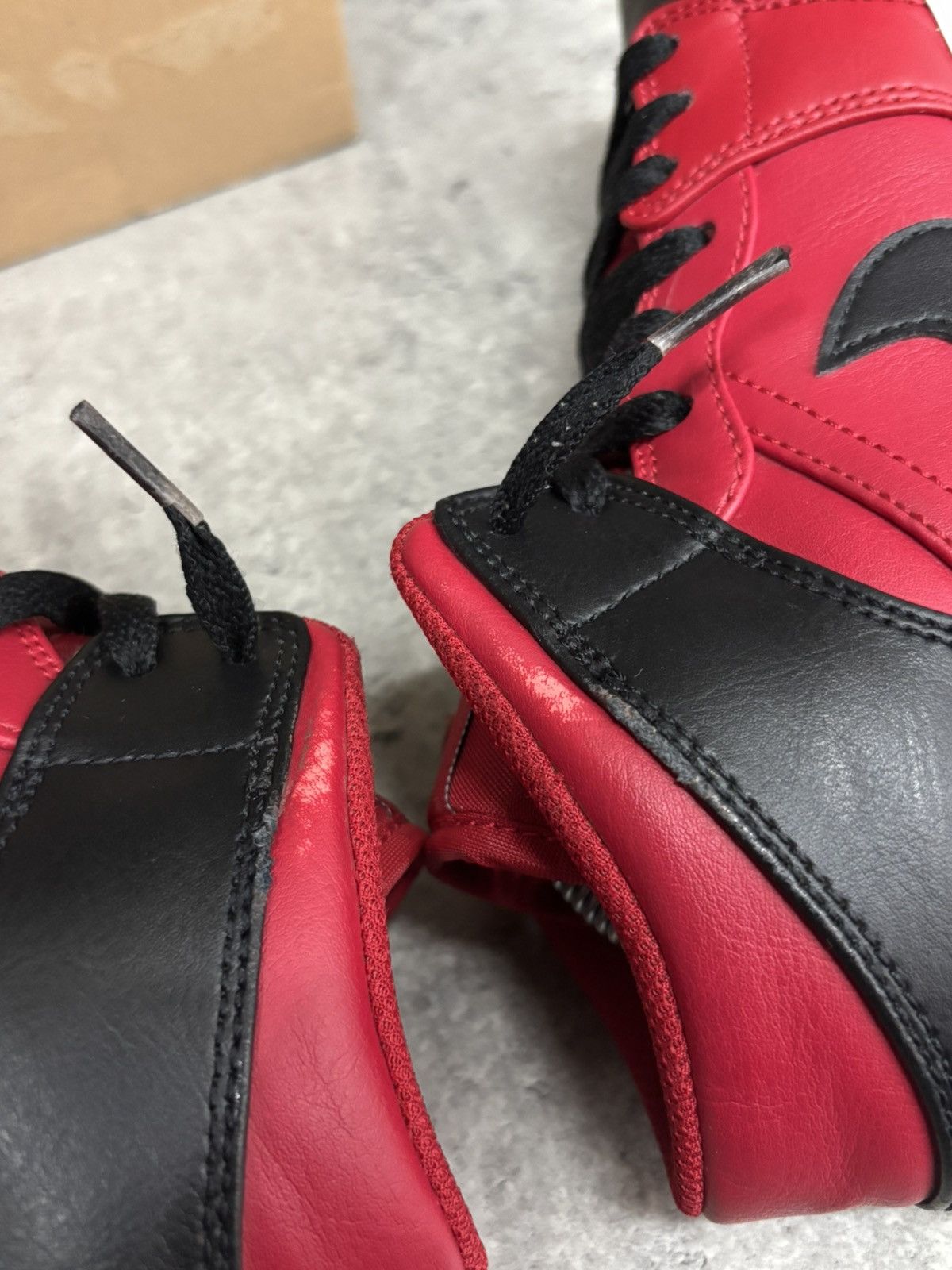 Jordan Brand Nike Air Jordan 1 Mid Reverse Bred Like New Streetwear Size US 7 / EU 40 - 8 Thumbnail