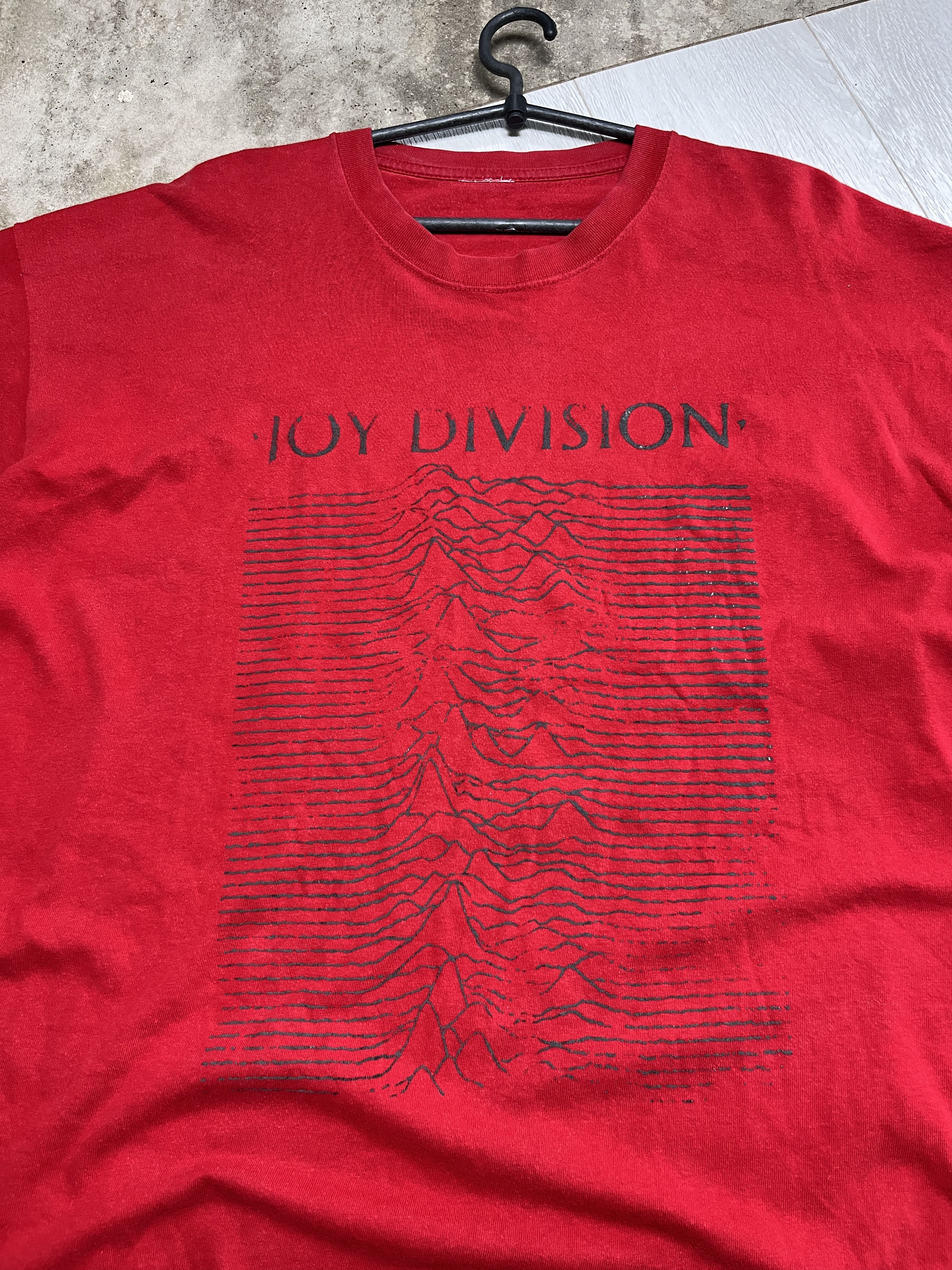 Vintage 2000s JOY DIVISION "UNKNOWN PLEASURES" RED GRAPHIC TEE - 833 Size US XXL / EU 58 / 5 - 3 Thumbnail