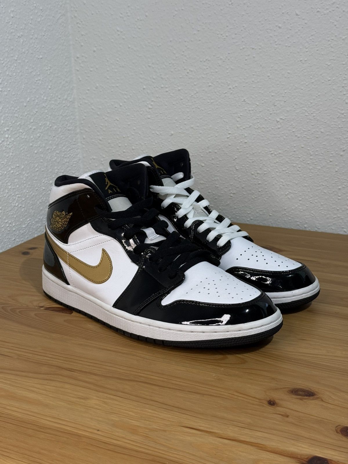 Jordan Brand × Nike Nike Air Jordan 1 Mid Patent Size US 10.5 / EU 43-44 - 1 Thumbnail
