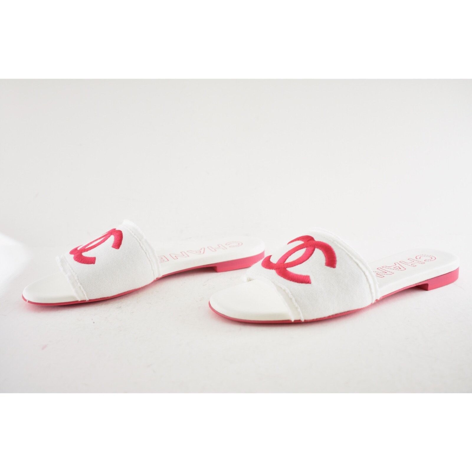 Chanel Chanel 24C White Fuchsia Pink CC Logo Fabric Knit Mule Size US 8 / IT 38 - 13 Thumbnail