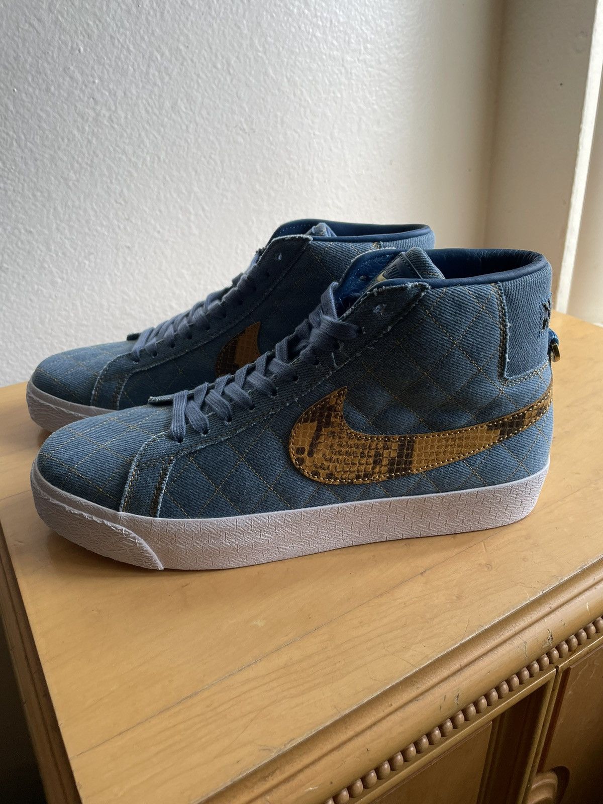 image of Nike Sb Supreme Zoom Blazer Mid Qs Shoes in Blue, Men's (Size 9.5)