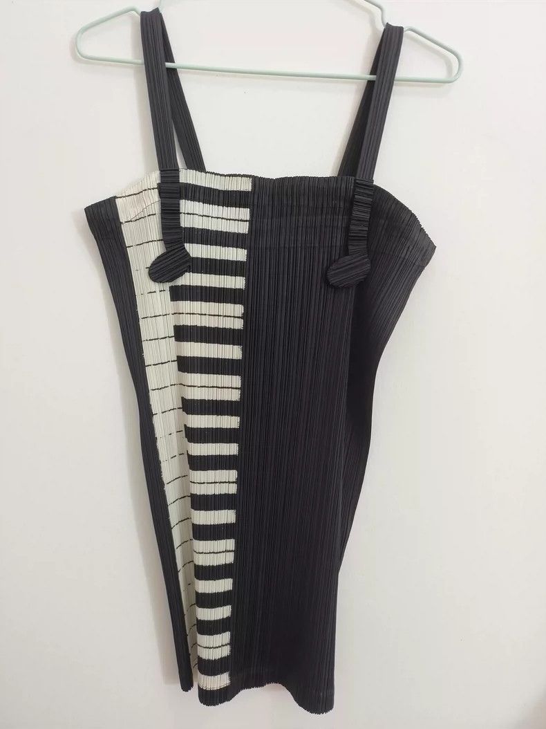Issey Miyake Issey Miyake size:3 Black pleated halter top Size S / US 4 / IT 40 - 1 Thumbnail