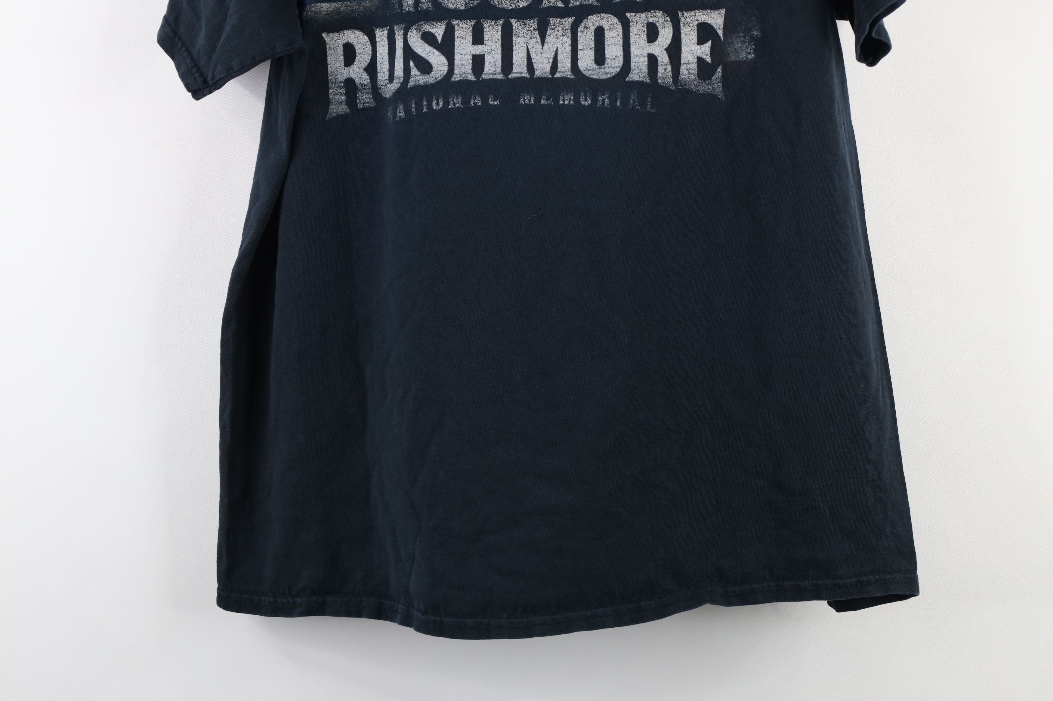 Vintage Vintage Spell Out Mount Rushmore National Monument T-Shirt Size US L / EU 52-54 / 3 - 13 Thumbnail
