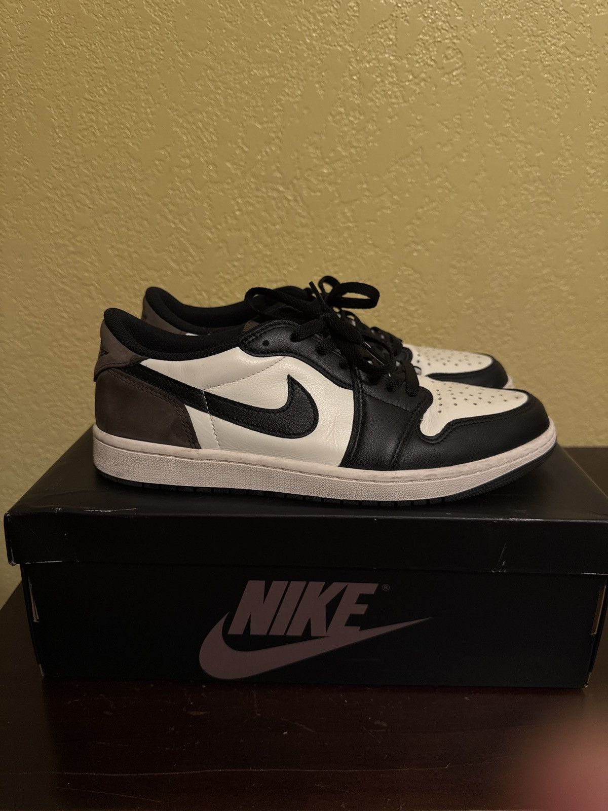 Nike Jordan 1 Retro Low OG Size US 10 / EU 43 - 1 Thumbnail