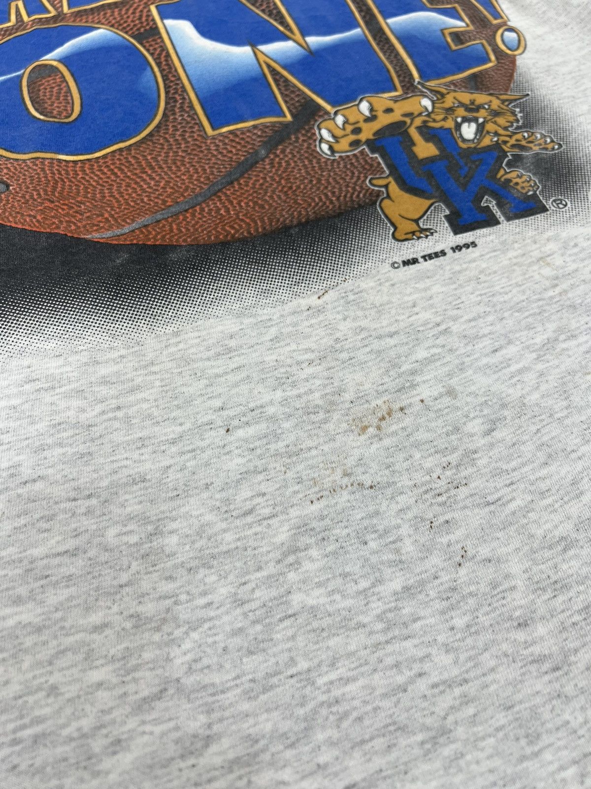 NBA 90s Distressed Vintage Kentucky Wildcats Basketball tee Size US XL / EU 56 / 4 - 5 Thumbnail