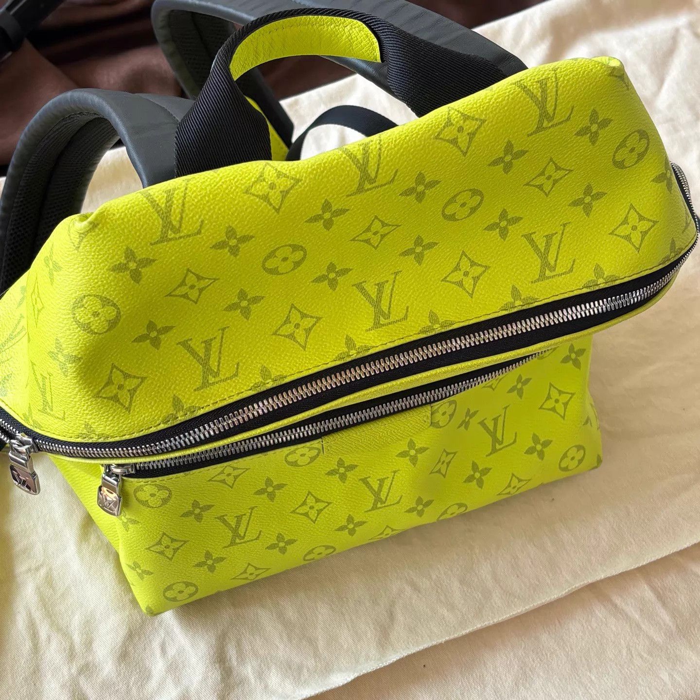 Louis Vuitton LV Discovery Neon Yellow Backpack Size ONE SIZE - 2 Thumbnail