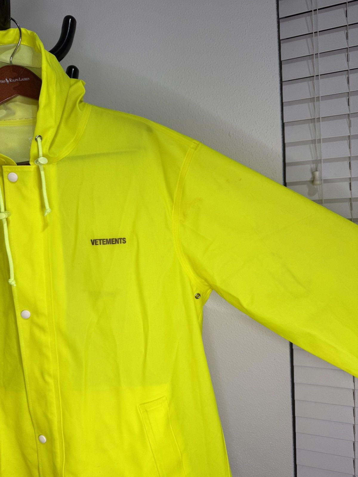 Vetements Vetements SS18 Logo Raincoat Size US M / EU 48-50 / 2 - 7 Thumbnail