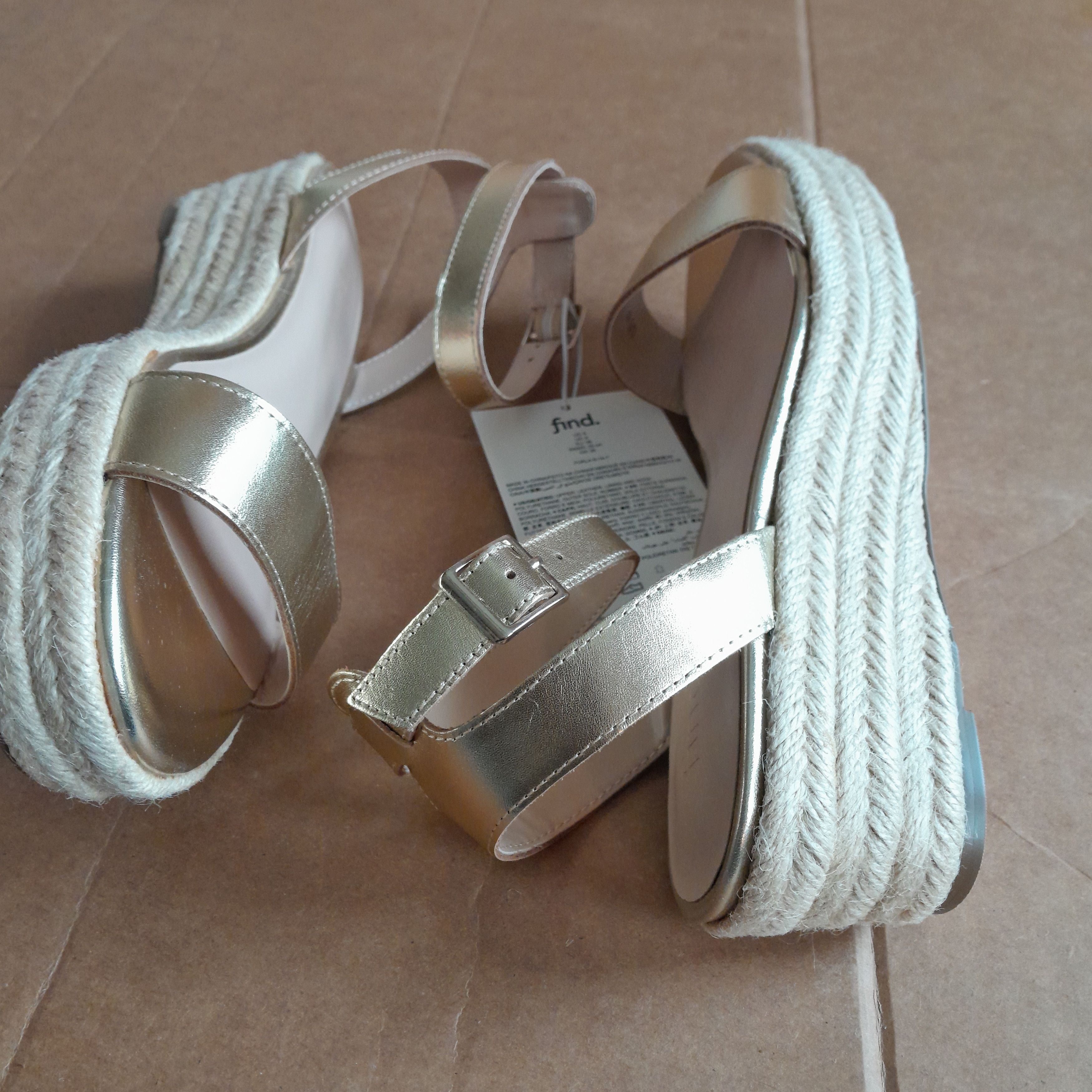 Other Find women’s sandals Color gold block heel Size US 8 / IT 38 - 6 Thumbnail