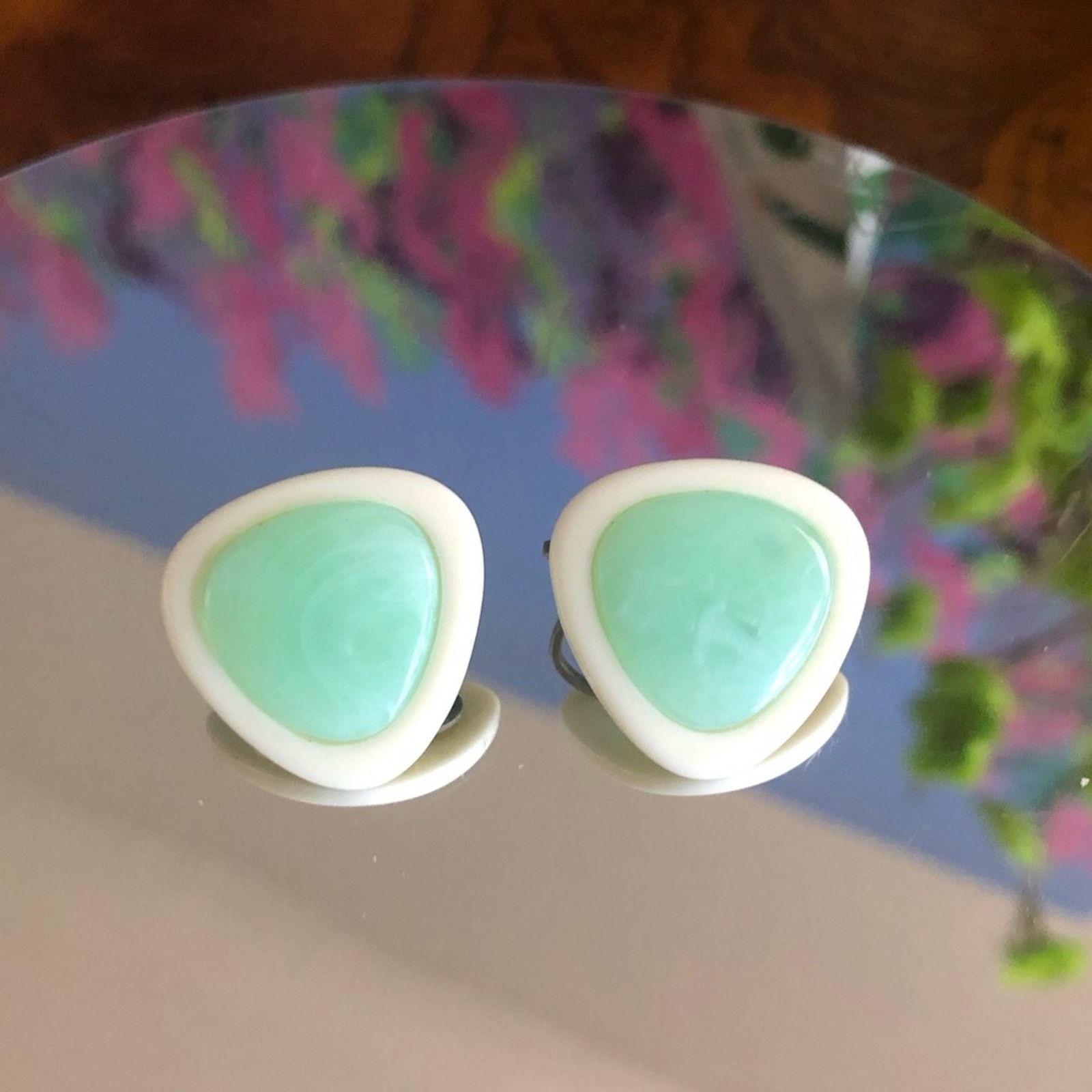 Vintage Vintage 70s green and white lucite clip on earrings Size ONE SIZE - 1 Thumbnail