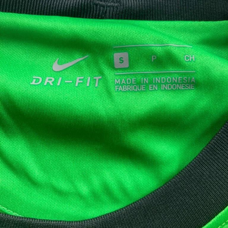 Nike NEW Chelsea 2020-21 Nike goalkeeper football jersey size S Size US S / EU 44-46 / 1 - 5 Thumbnail