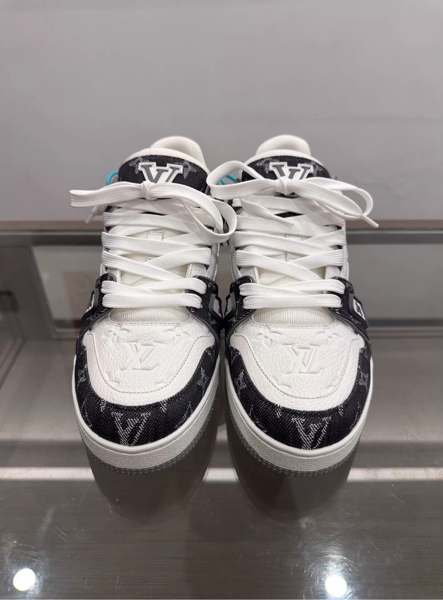 Louis Vuitton LV Men's Trainer Gray & White Monogram Uk8/42 Size US 9 / EU 42 - 3 Thumbnail