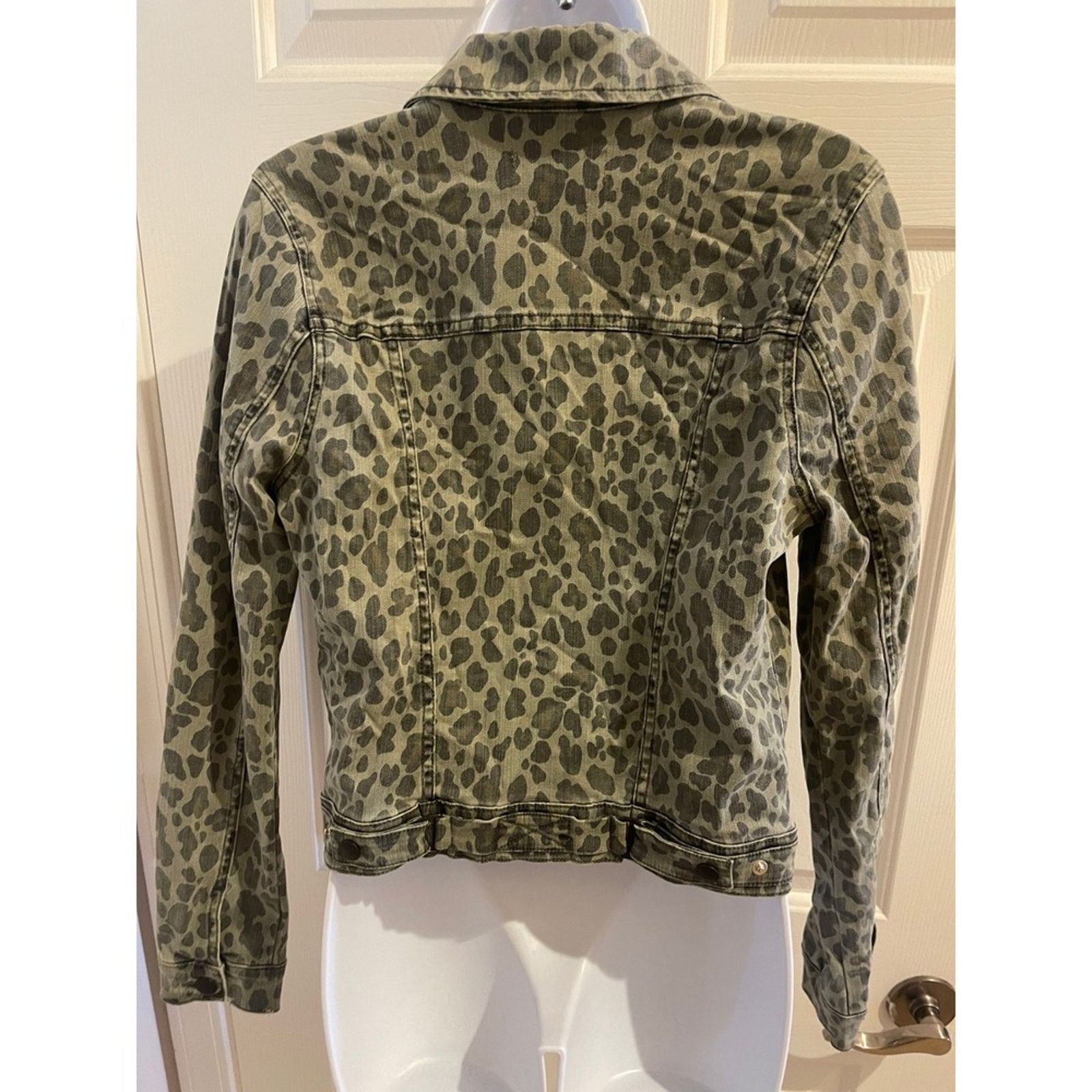 Lulus Lulus Olive Green Leopard Print Cropped Denim Jacket Trucker Size S / US 4 / IT 40 - 4 Thumbnail