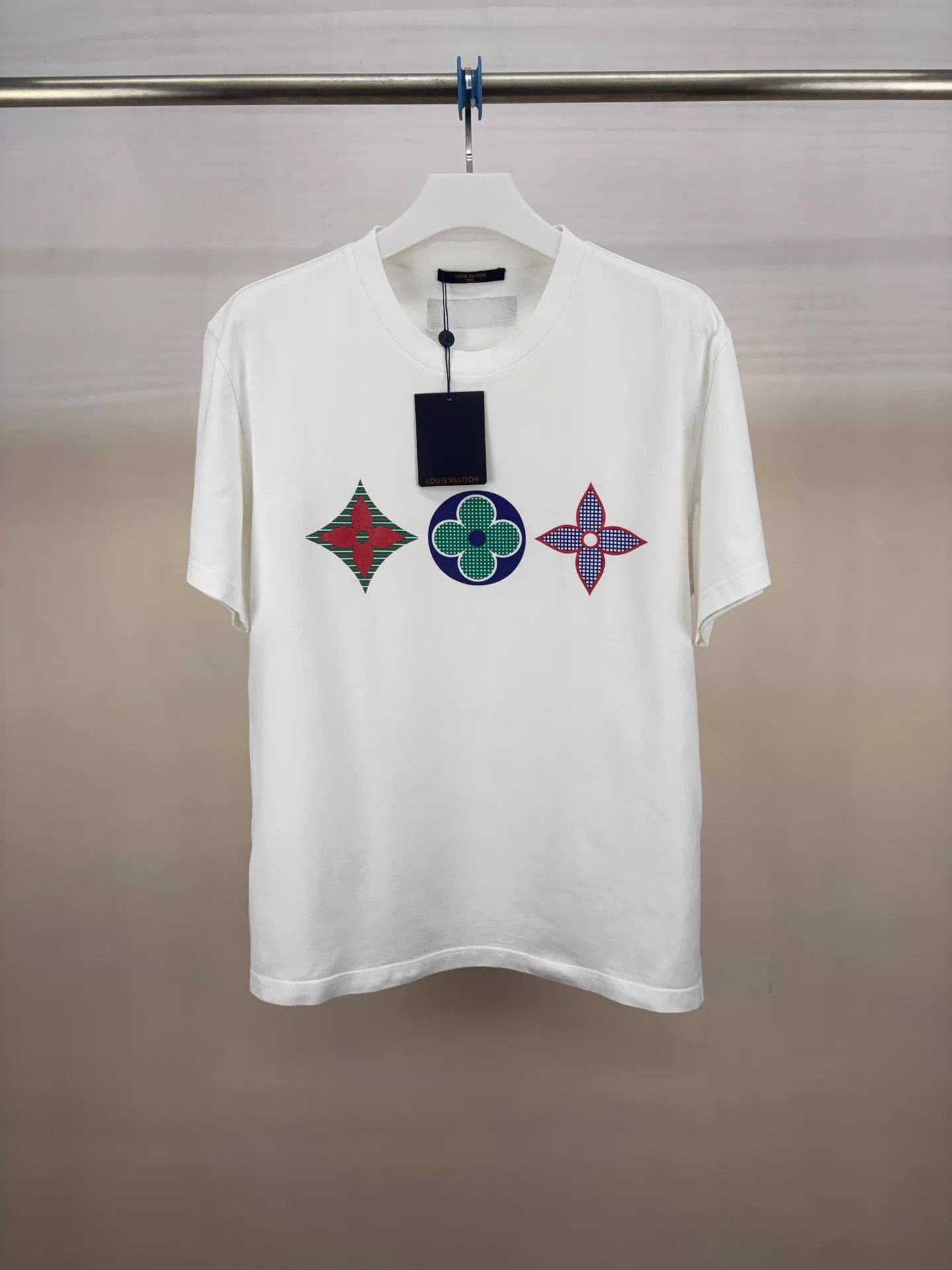Louis Vuitton Louis Vuitton Three Flower Print Short Sleeve L New Size US L / EU 52-54 / 3 - 1 Thumbnail