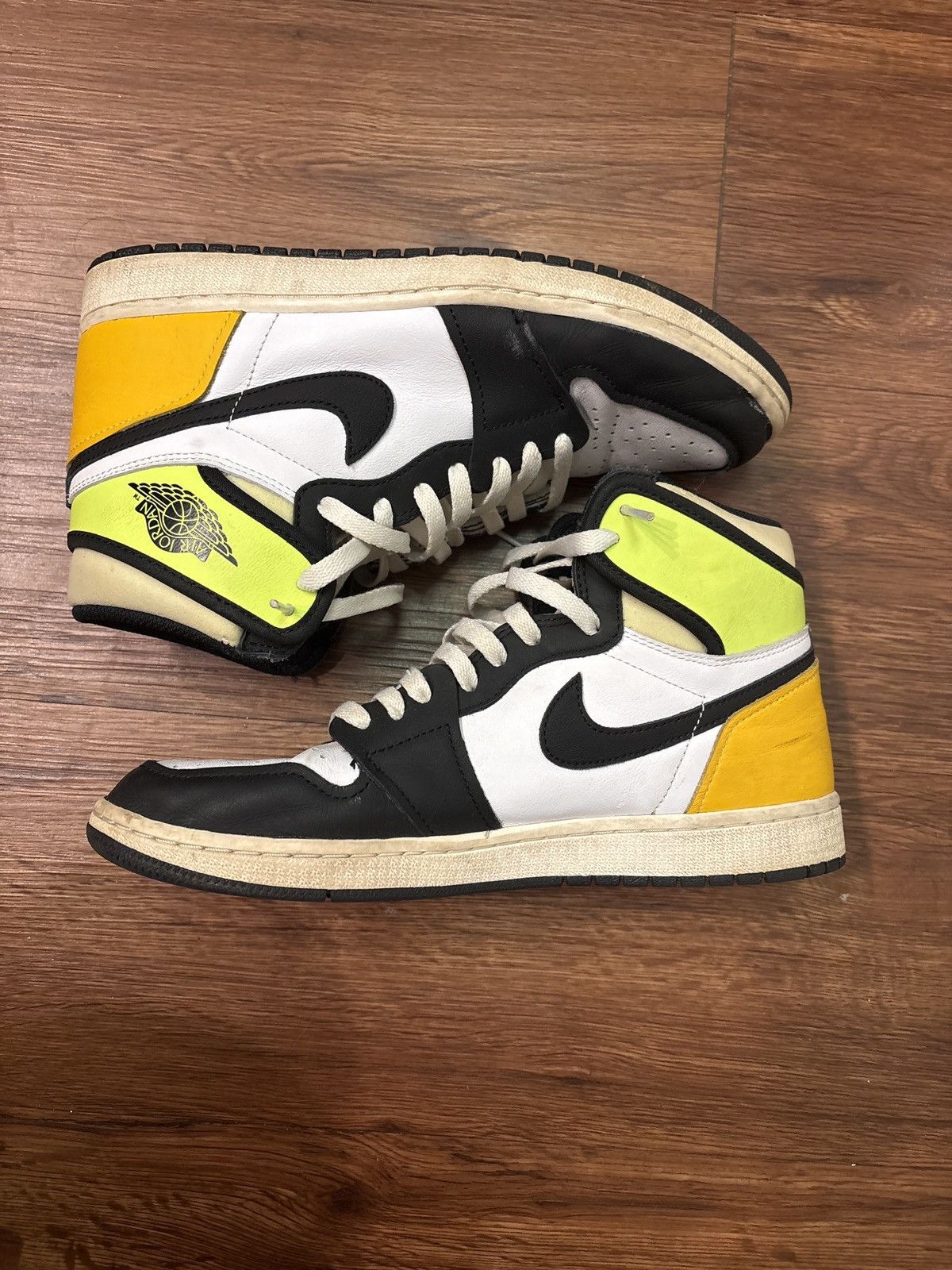 Jordan Brand Jordan 1 VOLT Size US 10 / EU 43 - 2 Thumbnail