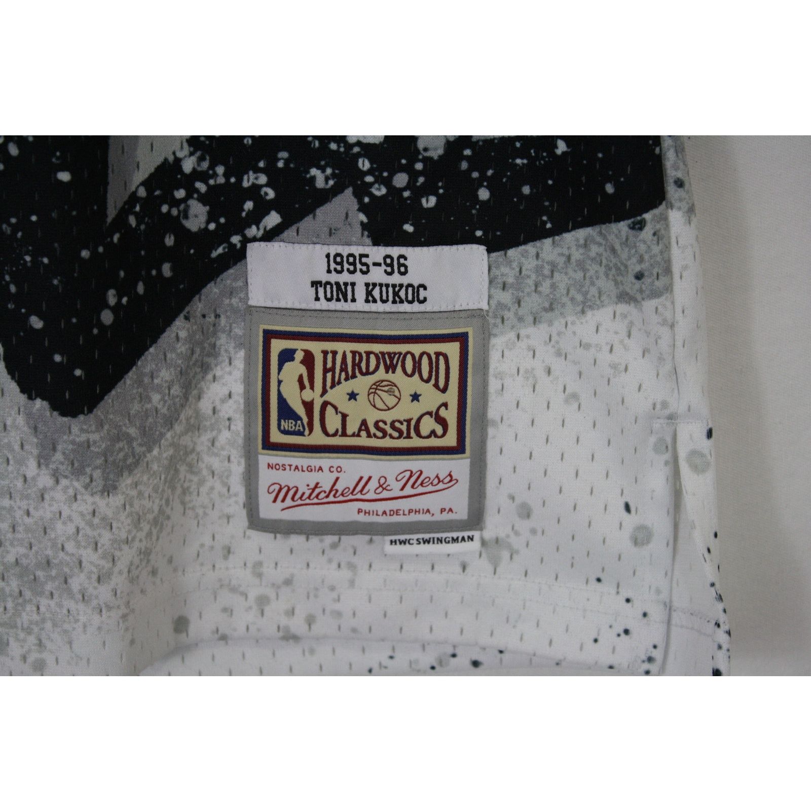 Mitchell & Ness Mitchell & Ness Toni Kukoc Chicago Bulls Throwback Jersey M Size M / US 6-8 / IT 42-44 - 3 Thumbnail