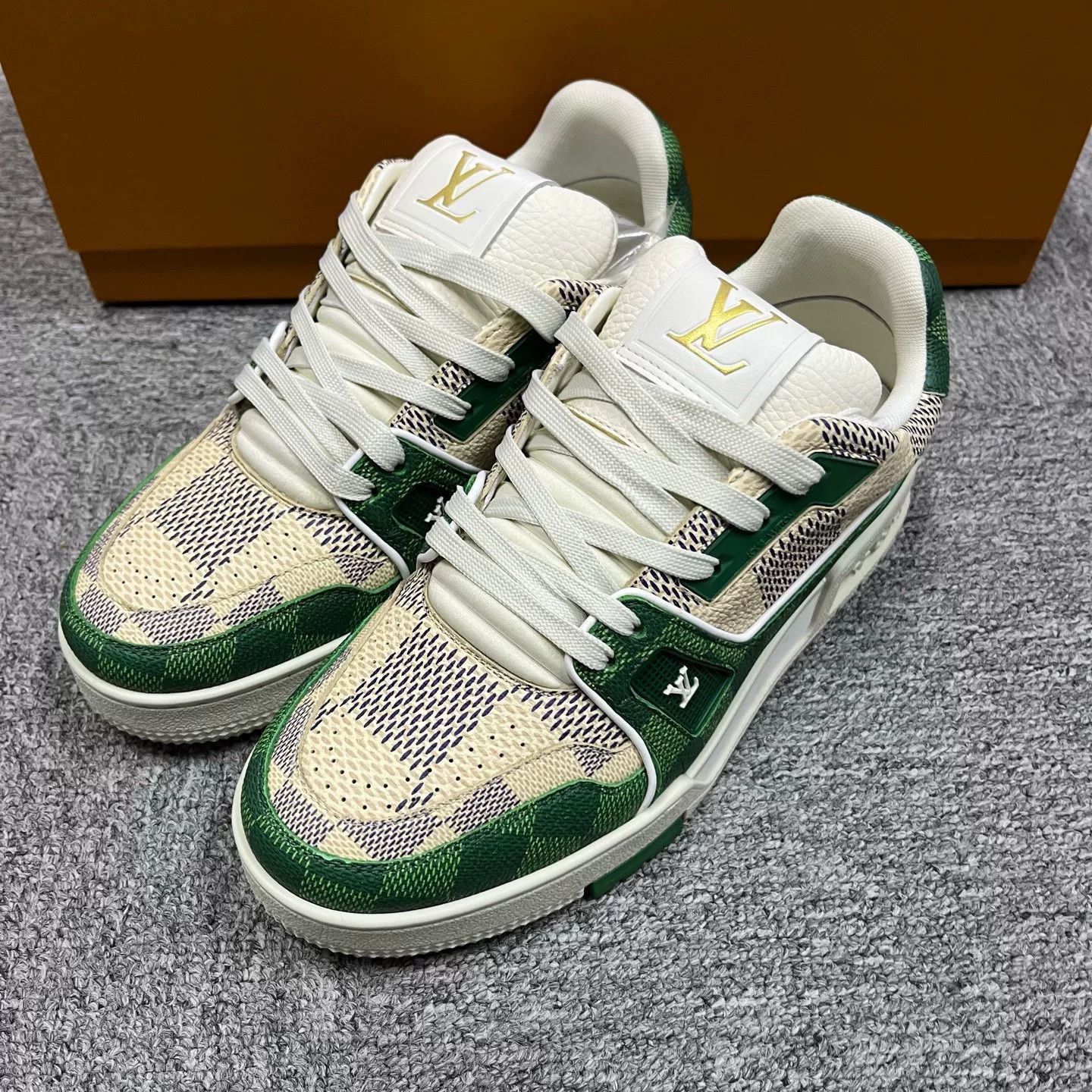 Louis Vuitton Louis Vuitton White Green Low-Top Sneakers Size US 5.5 / IT 35.5 - 1 Thumbnail
