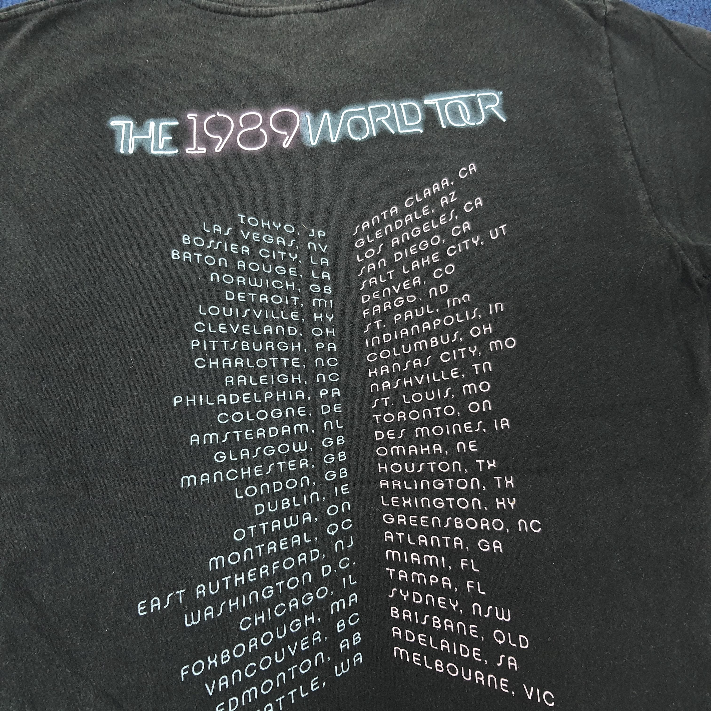 Band Tees × Vintage Vintage Taylor Swift The 1989 World Tour Tshirt C219N34 Size US S / EU 44-46 / 1 - 4 Thumbnail