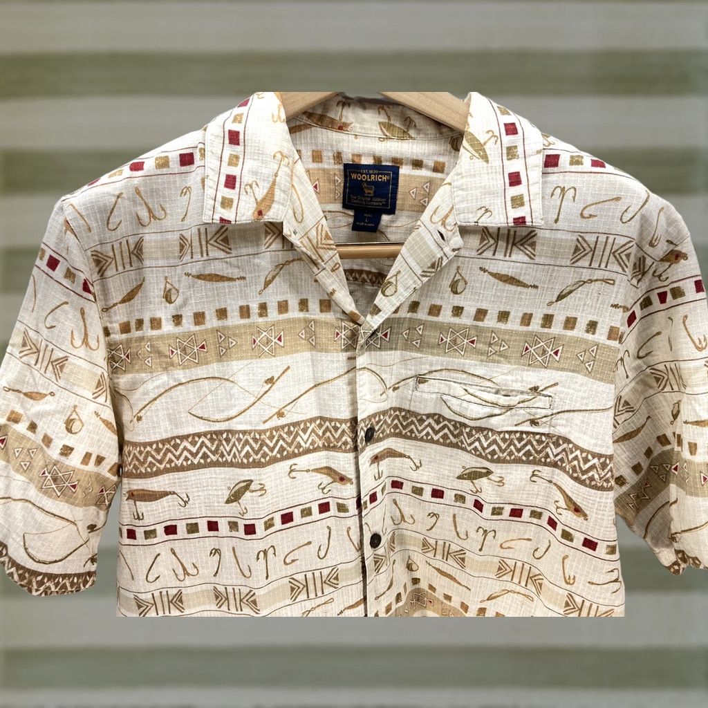 Vintage Woolrich Shirt Mens Short Sleeve Button-Up Fish Lure Hooks All Over Print Size LARGE Beige Cotton Regular Button-Down Collar Men Fish Theme Size US 33 - 1 Thumbnail