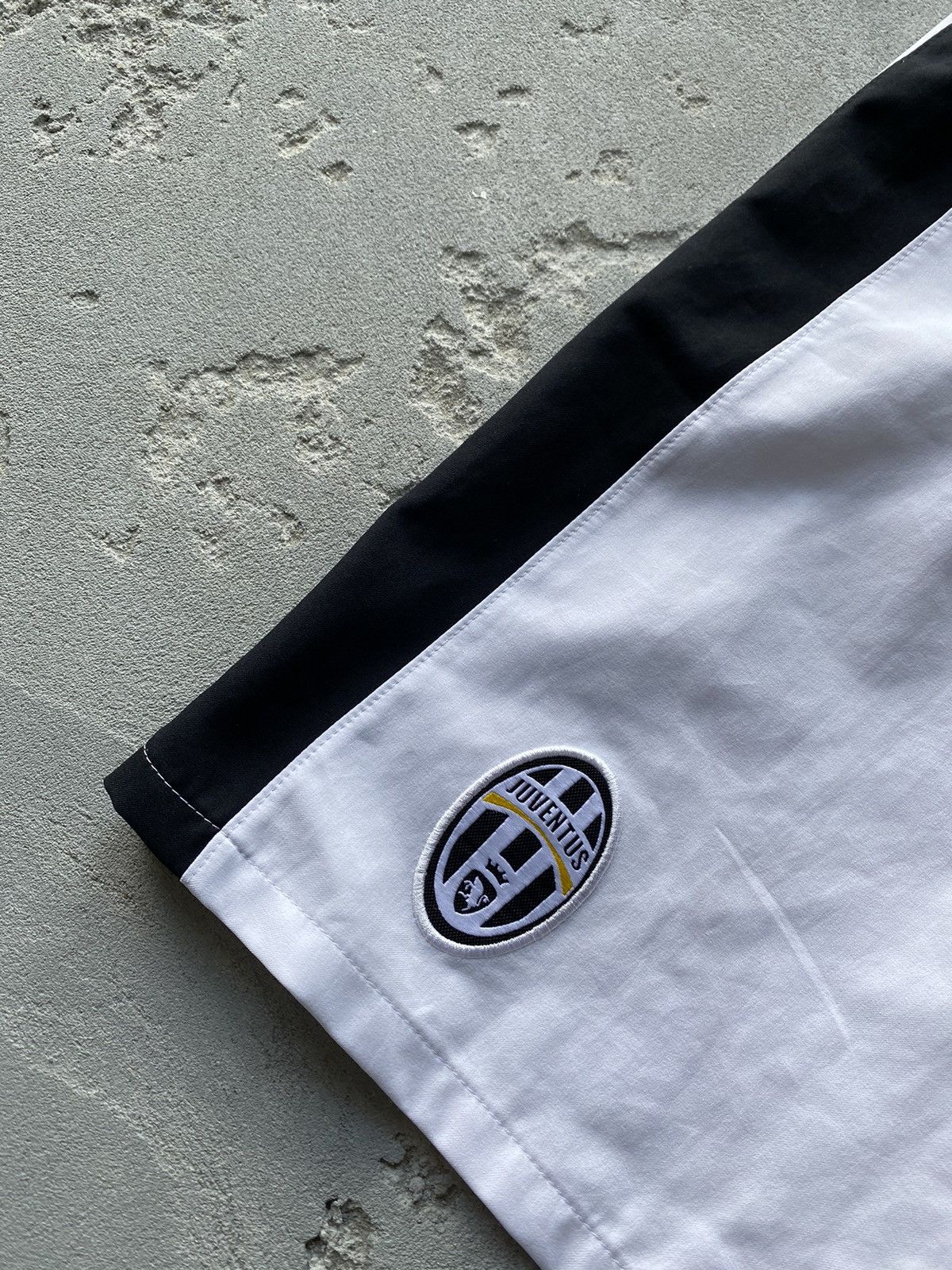 Nike Vintage Nike Juventus soccer shorts size -S Size US 30 / EU 46 - 4 Thumbnail
