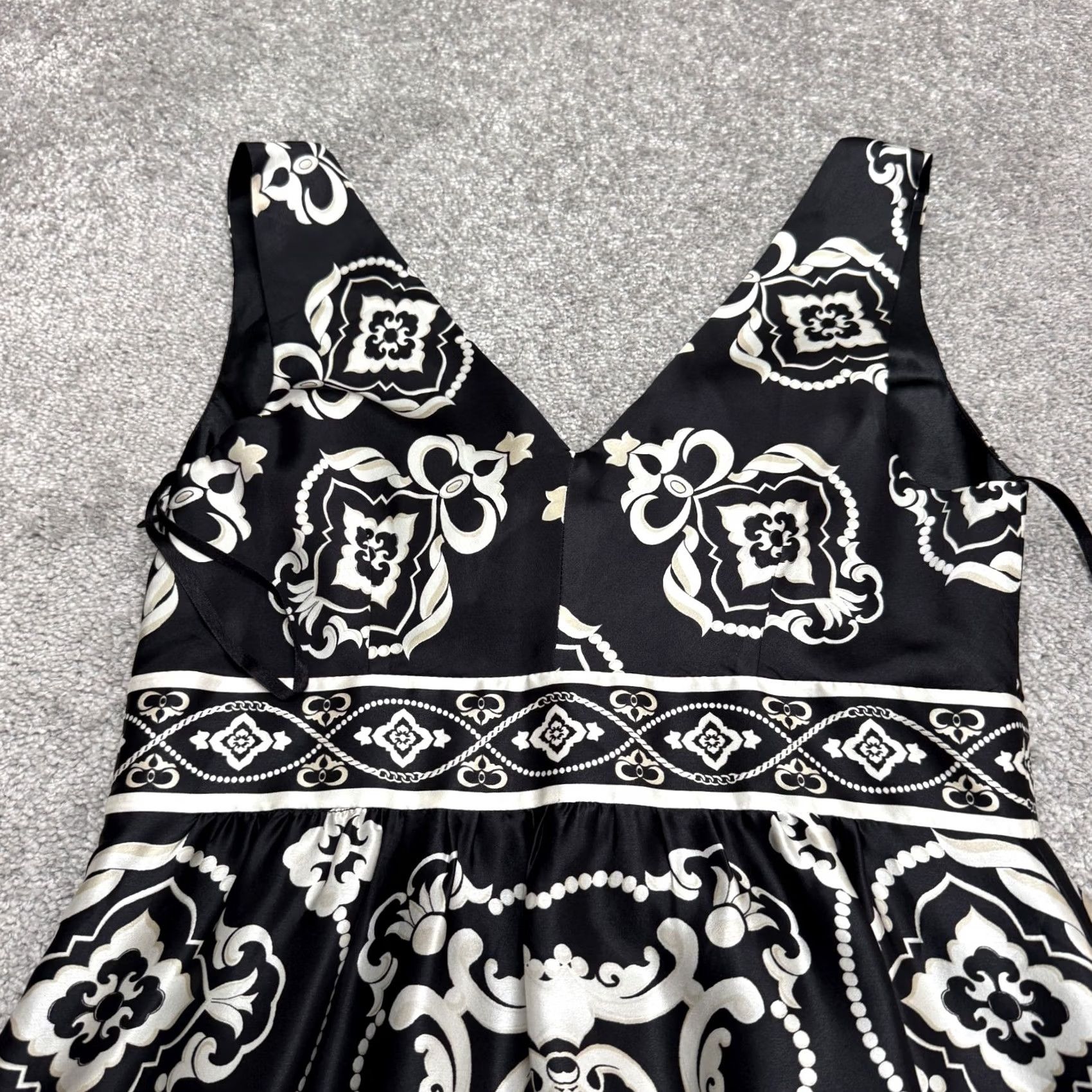 White House Black Market White House Black Market Silk Satin Paisley Damask A-Line Dress 4 Black White Damask Paisley Satin Silk Sleeveless Midi V-Neck Zip Dress Womens 4 XS? Size S / US 4 / IT 40 - 4 Thumbnail