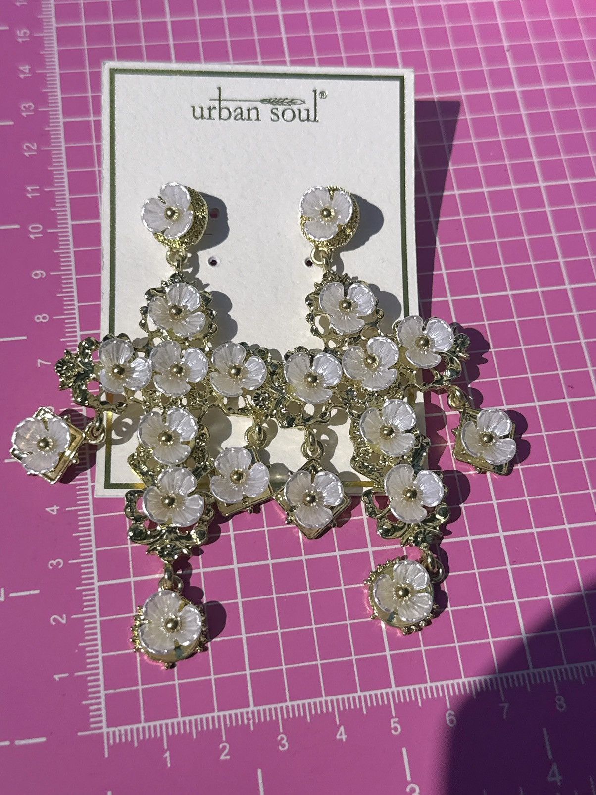 Designer Urban Soul glory earrings white flowers gold tone tassels Size ONE SIZE - 3 Thumbnail