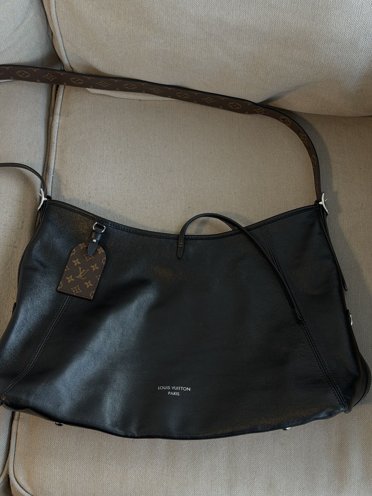 Louis Vuitton Louis Vuitton Carry All Vibe MM Black Shoulder Bag Size ONE SIZE - 1 Thumbnail