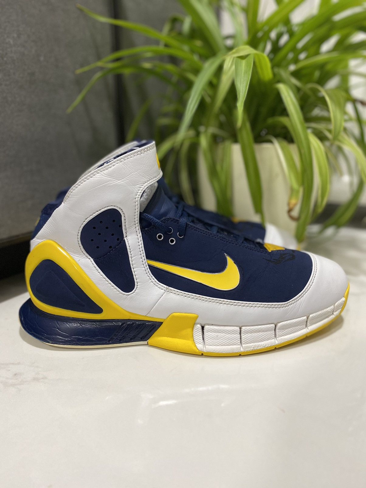 Nike Nike Air Zoom huarache 2K5 Midnight Navy Varsity Maize Size US 11 / EU 44 - 7 Thumbnail