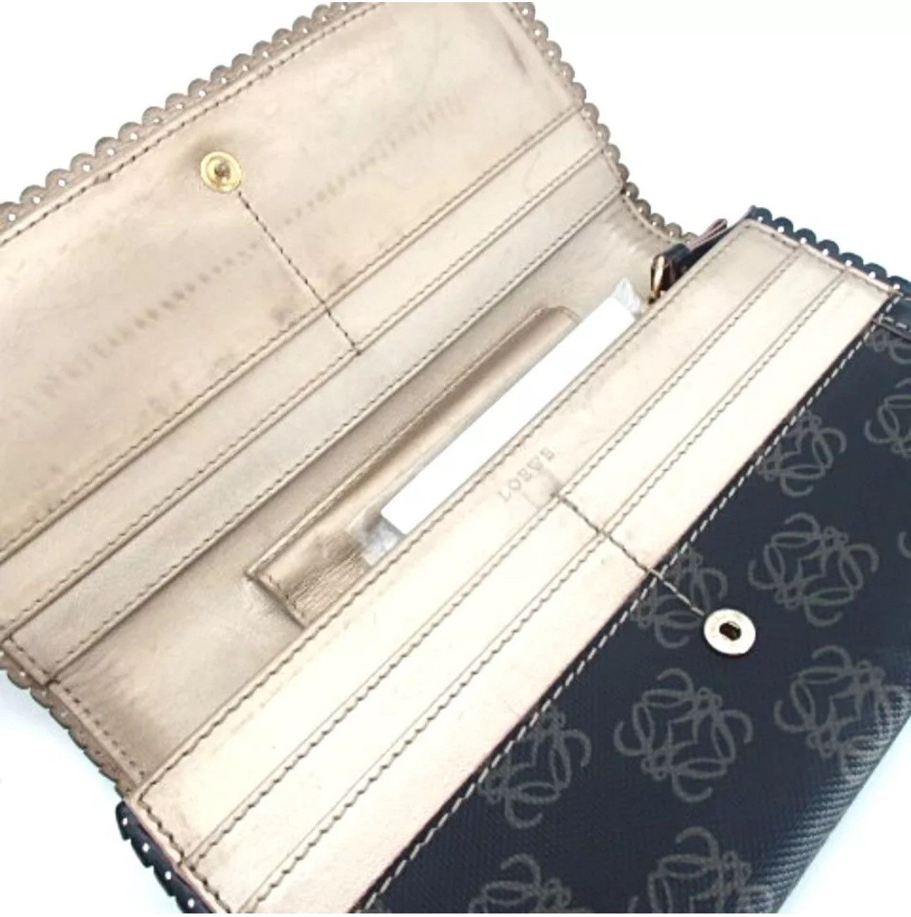 Loewe LOEWE Anagram Wallet in mint condition Size ONE SIZE - 9 Thumbnail