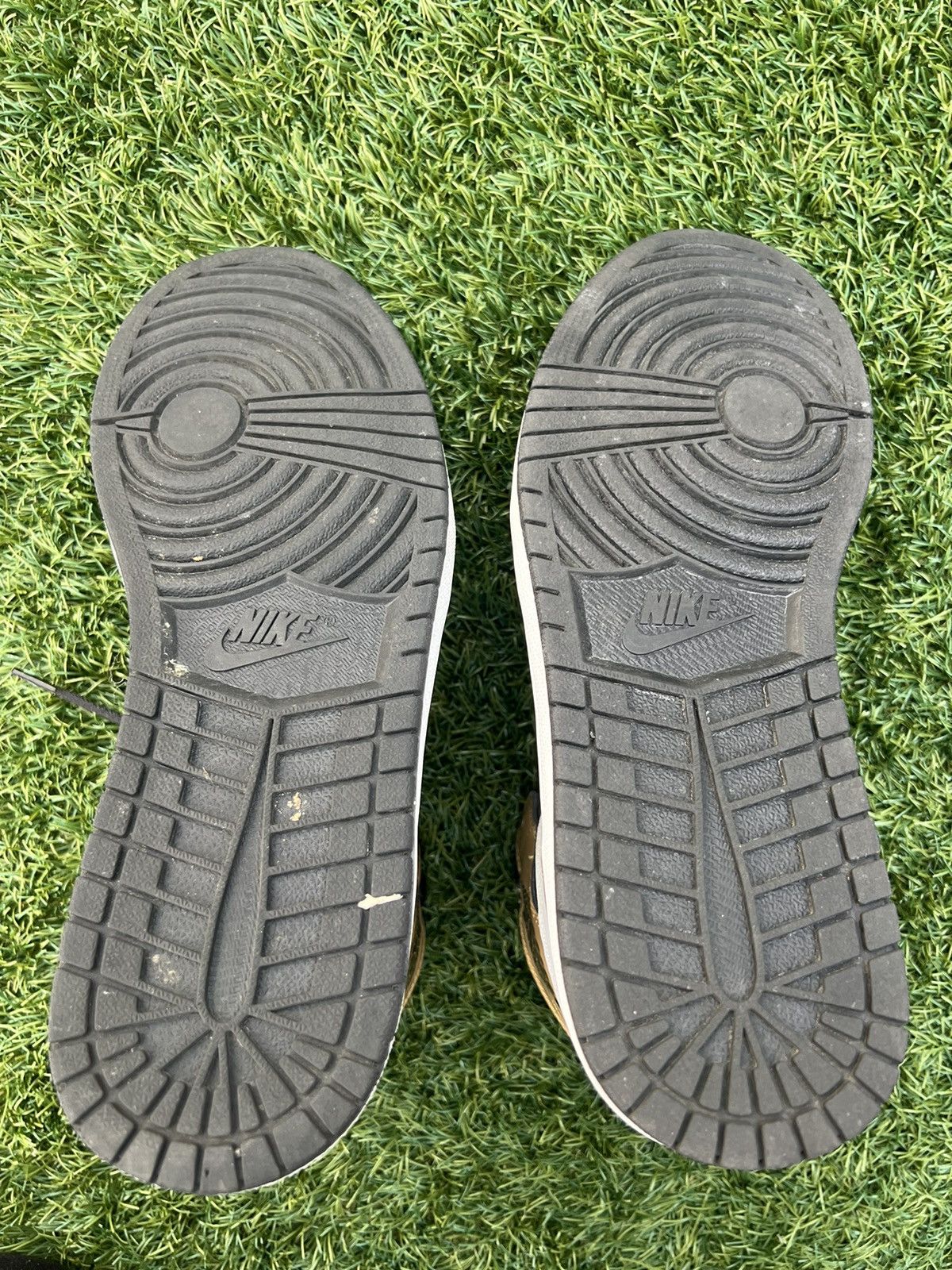 Jordan Brand Jordan 1 Patent Gold Toe Size US 10.5 / EU 43-44 - 16 Thumbnail