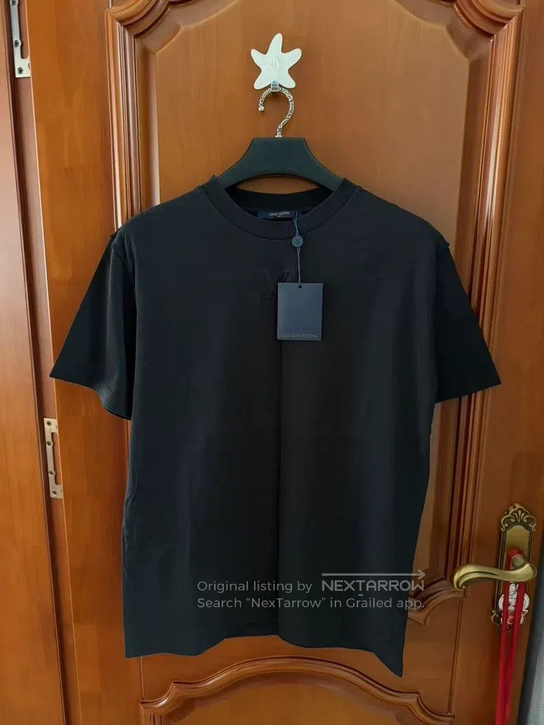 Louis Vuitton Louis Vuitton Embossed logo short sleeve Size US L / EU 52-54 / 3 - 1 Thumbnail
