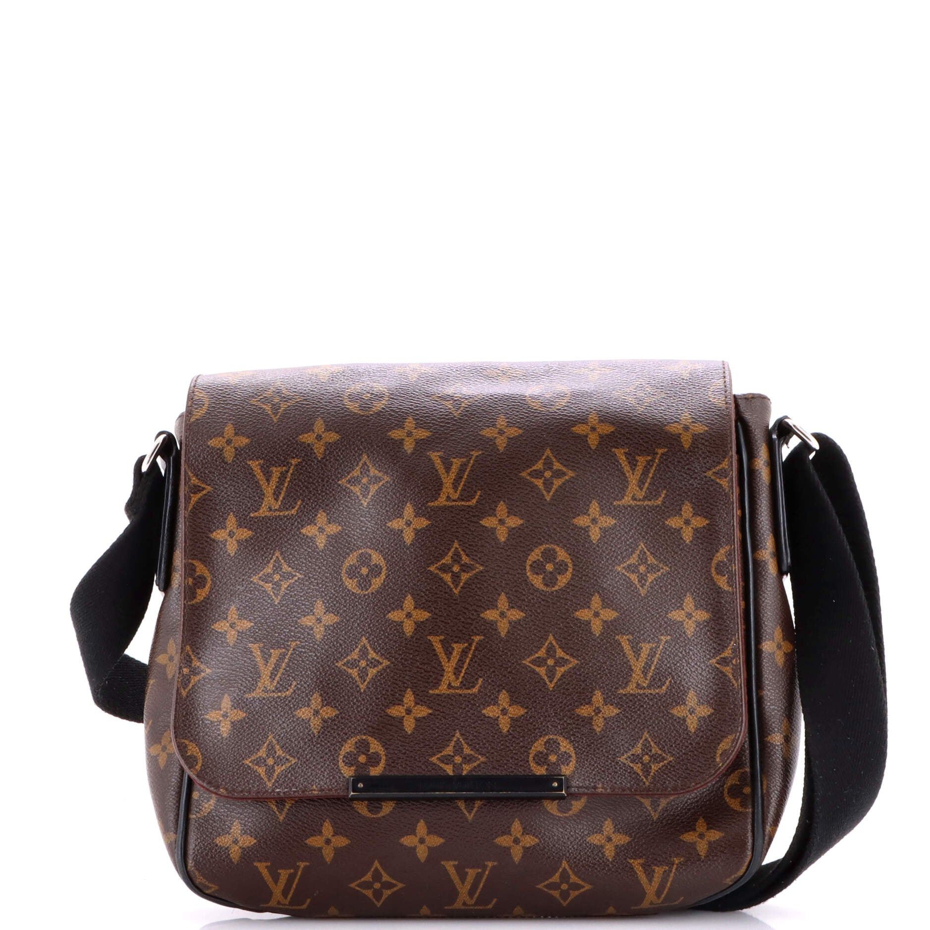 Louis Vuitton District Messenger Bag Size ONE SIZE - 1 Thumbnail