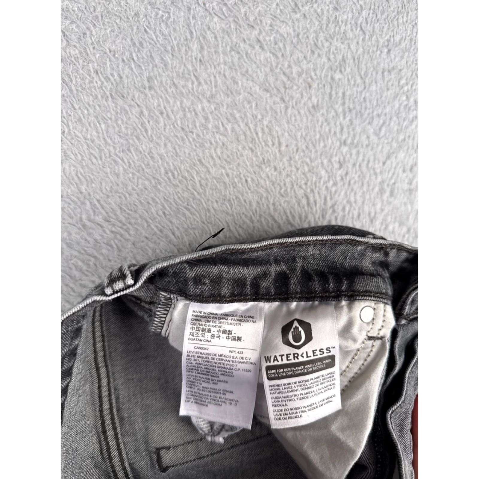 Levi's Levi's Wedgie Fit Vintage Women’s Black Denim Jeans 26x27 Straight Stretch Distressed Cotton Mid Rise Holiday Theme Size 26" / US 2 / IT 38 - 7 Thumbnail