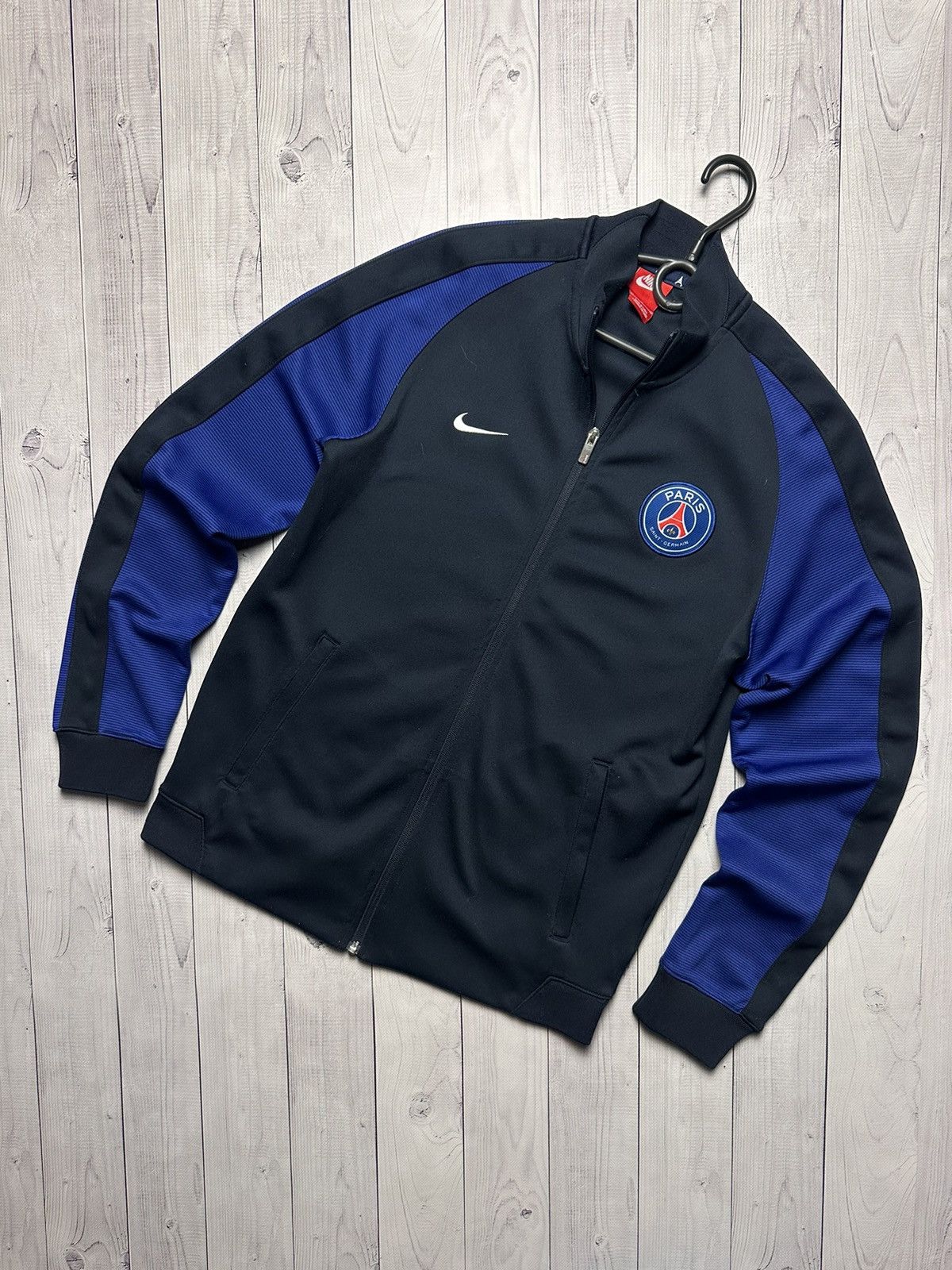 Vintage Vintage Nike Paris PSG soccer jacket size M logo Size US M / EU 48-50 / 2 - 1 Thumbnail