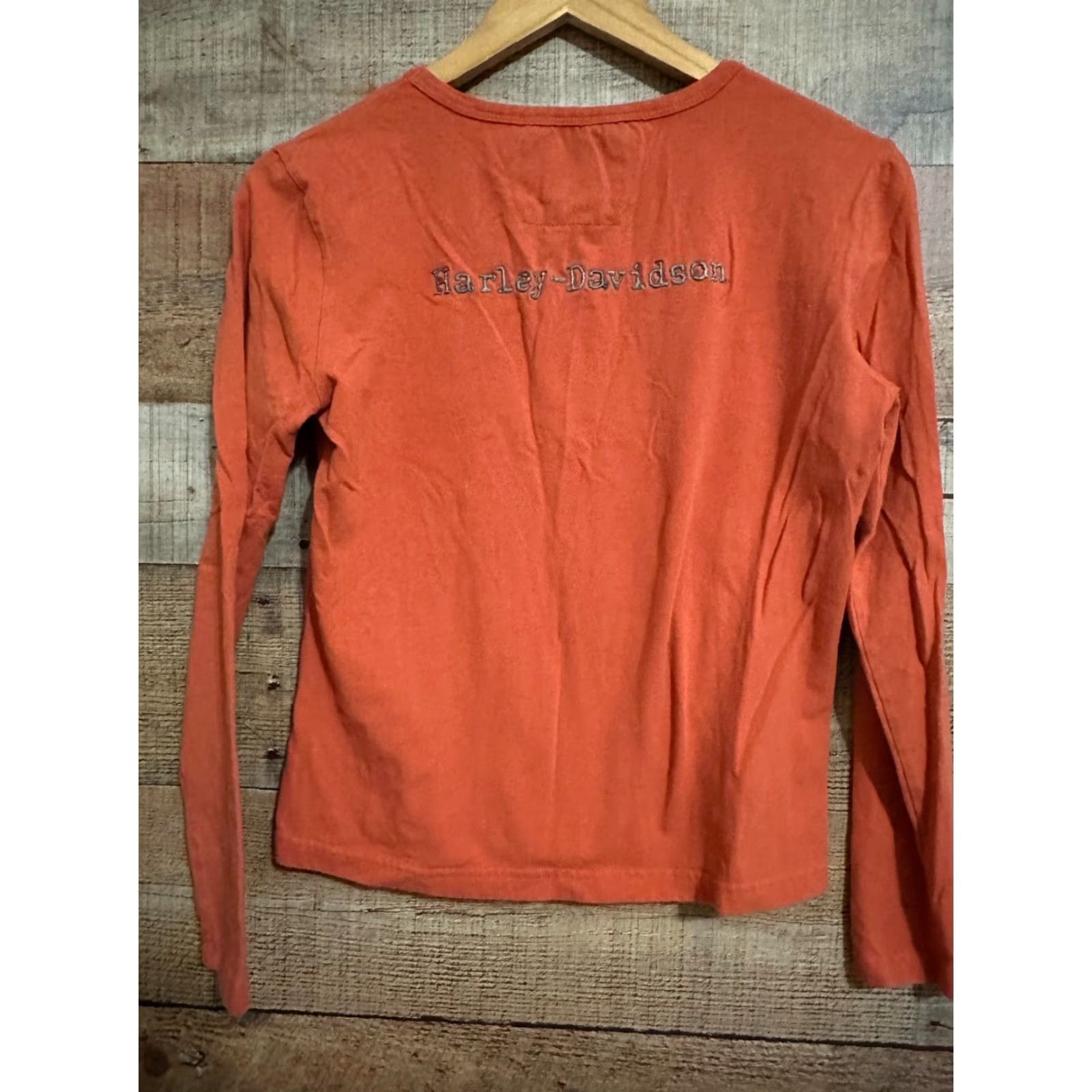 Harley Davidson Harley-Davidson T Shirt Womens Medium Orange Long Sleeve Cap Rhinestone Embellished Logo Knit Cotton Blend Regular Fit Vintage No Size M / US 6-8 / IT 42-44 - 2 Thumbnail