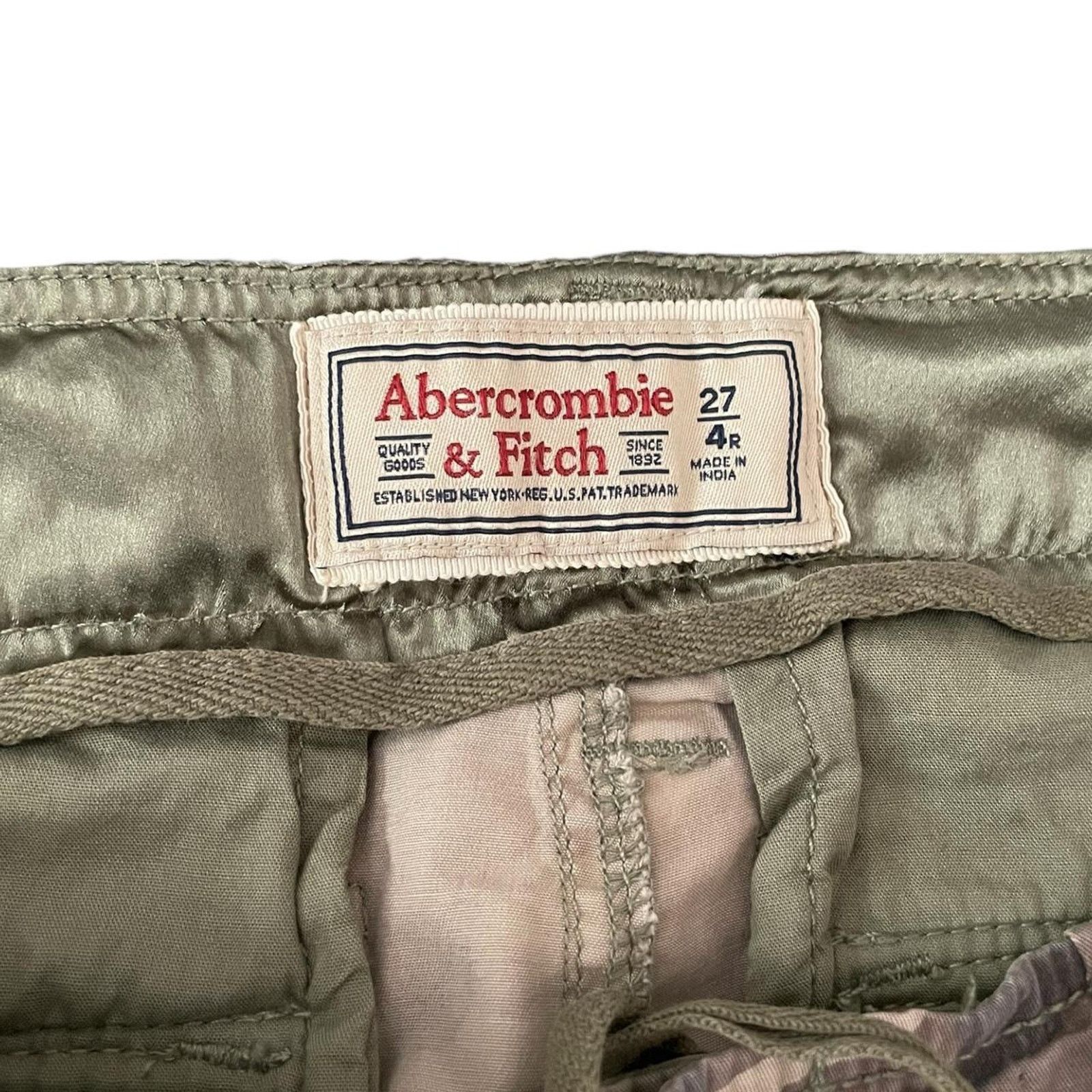 Abercrombie & Fitch VTG Y2K 2000s low-rise Abercrombie & Fitch camo cargo pants Size 27" / US 4 / IT 40 - 6 Thumbnail