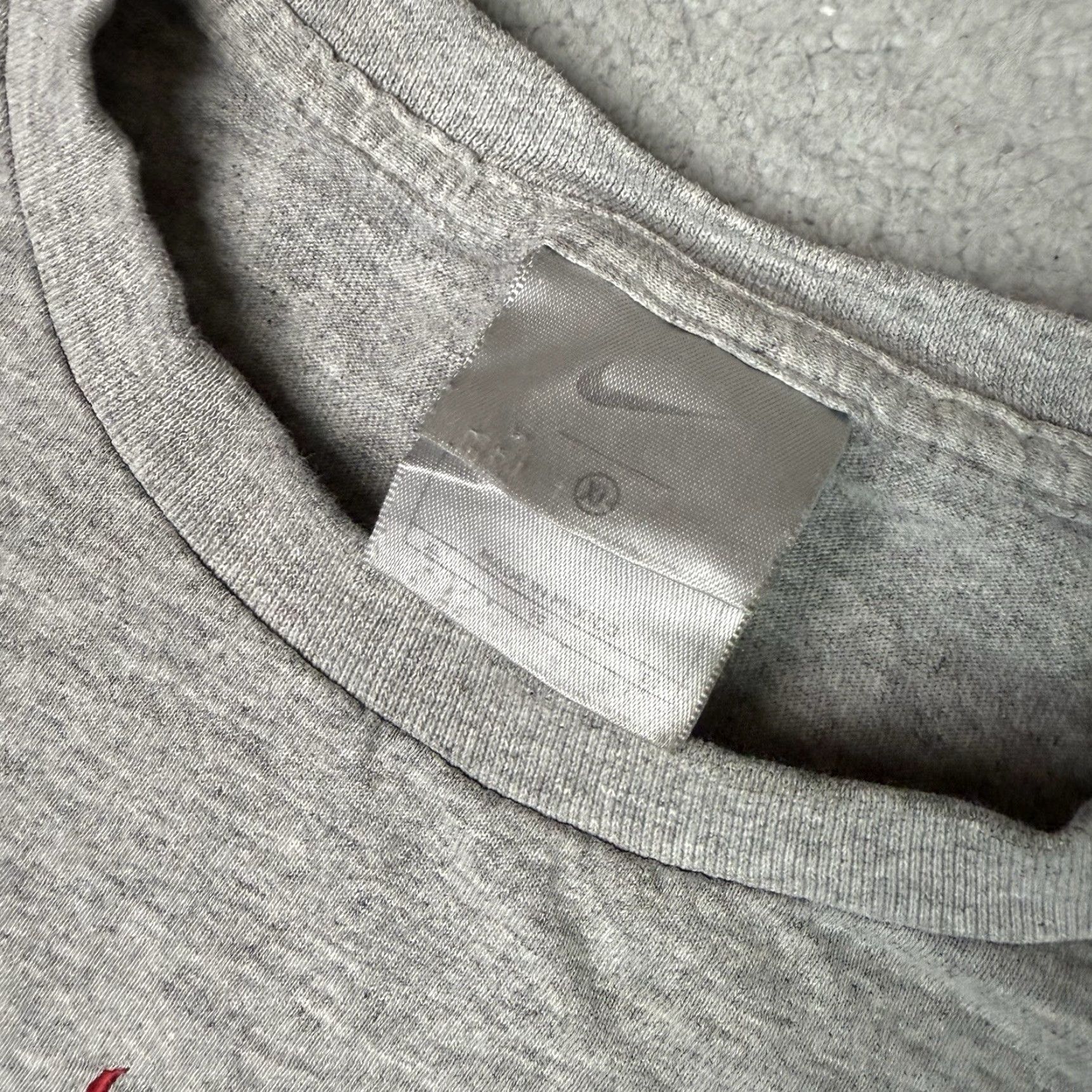 Nike VINTAGE Nike T Shirt Mens XL Gray 90s Basketball Swoosh Distressed Rare Center Size US XL / EU 56 / 4 - 5 Thumbnail