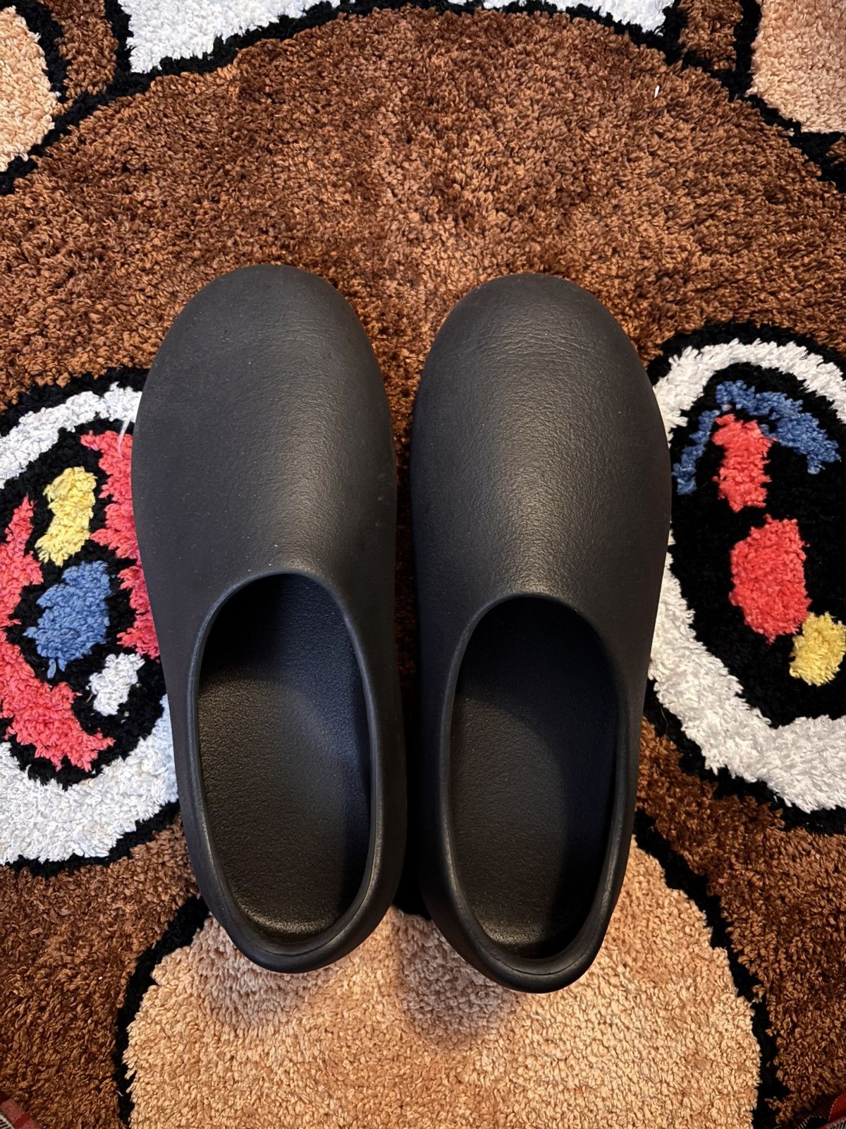 Yeezy Yeezy Slides/Clogs in Black Size US 10 / EU 43 - 1 Thumbnail