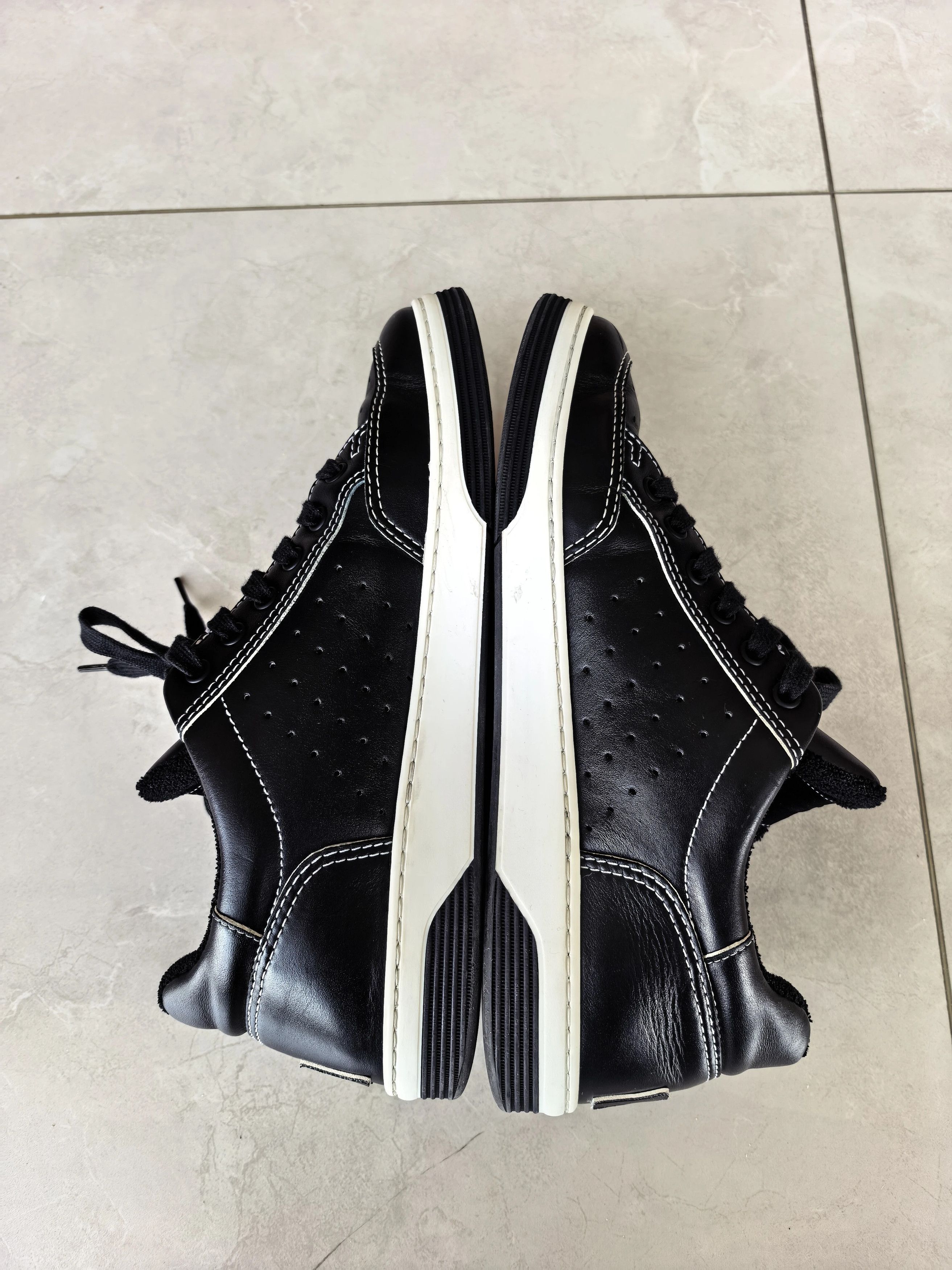 Chanel Chanel Leather Logo Back Sneakers 42 (Fits 43) Size US 9 / EU 42 - 7 Thumbnail