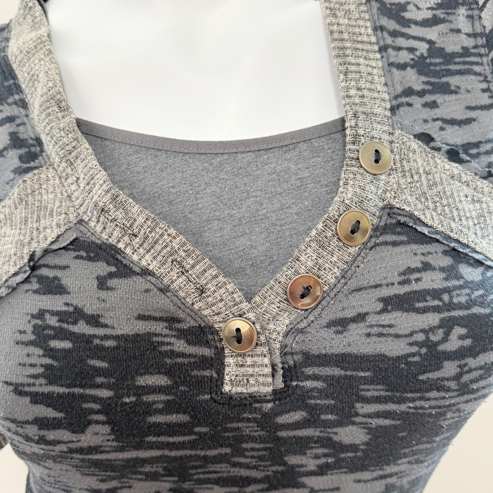 Almost Famous Almost Famous Y2K Gray burnout Henley sheer v-neck top Size M / US 6-8 / IT 42-44 - 3 Thumbnail
