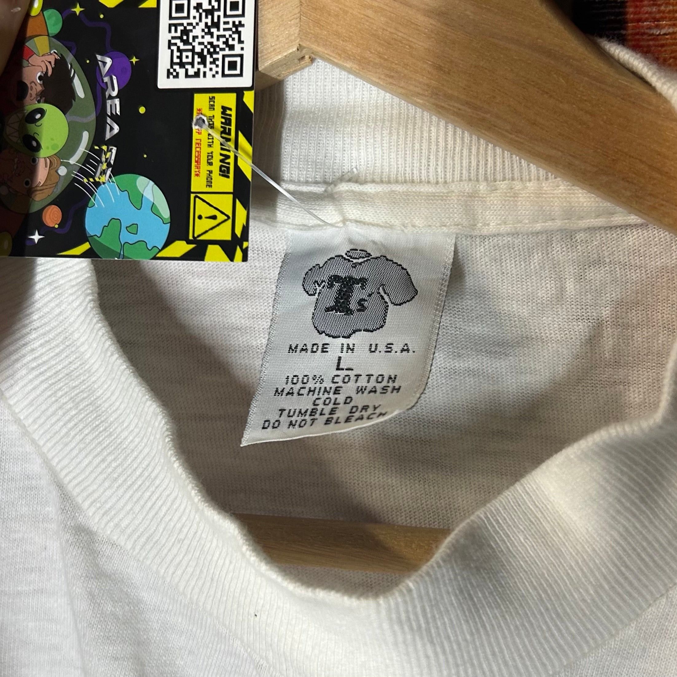 Vintage Vintage 90s ‘Help I’ve Fallen and I Can’t Reach My Beer’ Tee Size US L / EU 52-54 / 3 - 3 Thumbnail