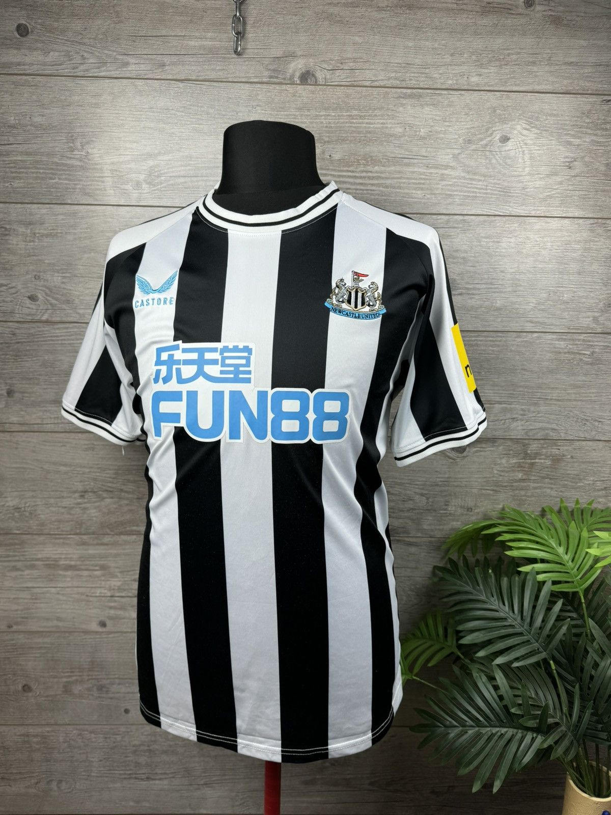 Castore NEWCASTLE UNITED ALMIRON #24 FOOTBALL SOCCER SHIRT CASTORE Size US L / EU 52-54 / 3 - 2 Thumbnail