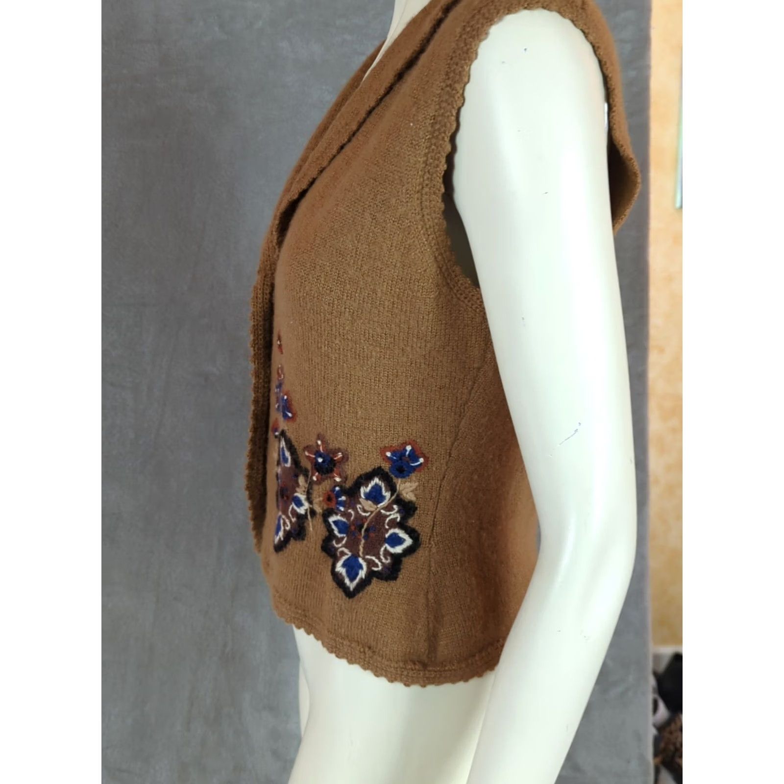 Vintage VINTAGE Koret Embroidered Sweater Vest Womens Lambswool Blend Floral V-Neck Sleeveless Button Knit Brown - Grandma Fairygrunge Style Size M / US 6-8 / IT 42-44 - 7 Thumbnail