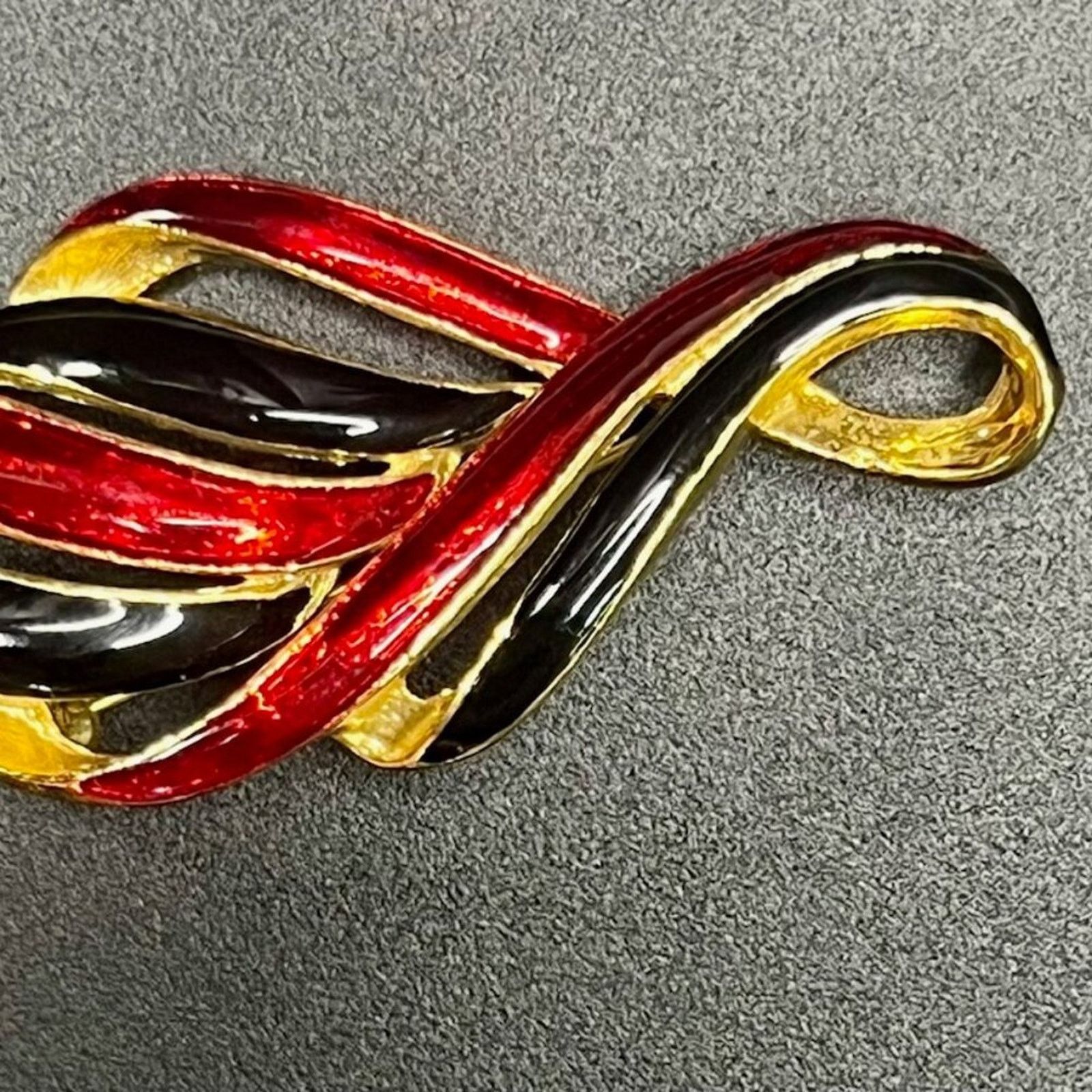 & Other Stories Vintage Red Black enamel Goldtone, 3” Ribbon Swirl Brooch Size ONE SIZE - 1 Thumbnail