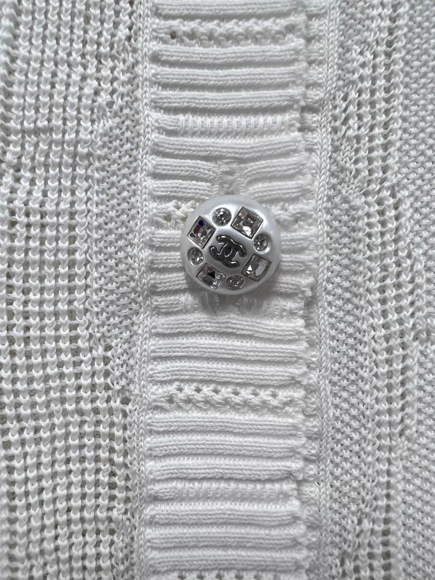 Chanel Chanel 23s Camellia Pearl Button White Knit Cardi 34 1x Worn Size XS / US 0-2 / IT 36-38 - 5 Thumbnail