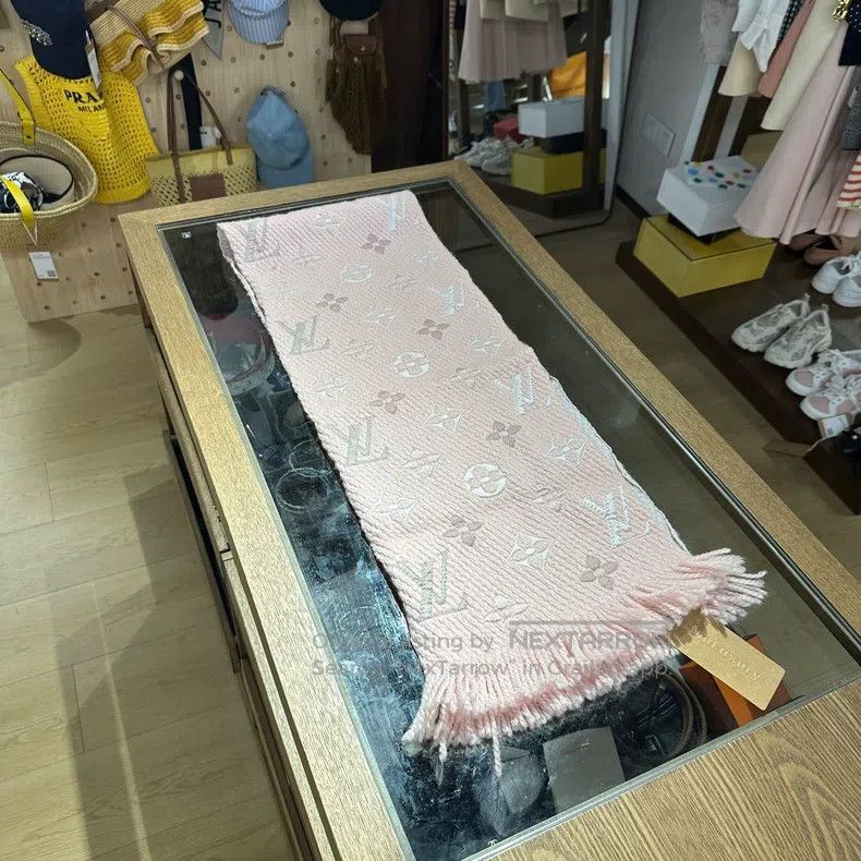 Louis Vuitton Louis Vuitton Full logo pink silver fringe scarf Size ONE SIZE - 2 Thumbnail