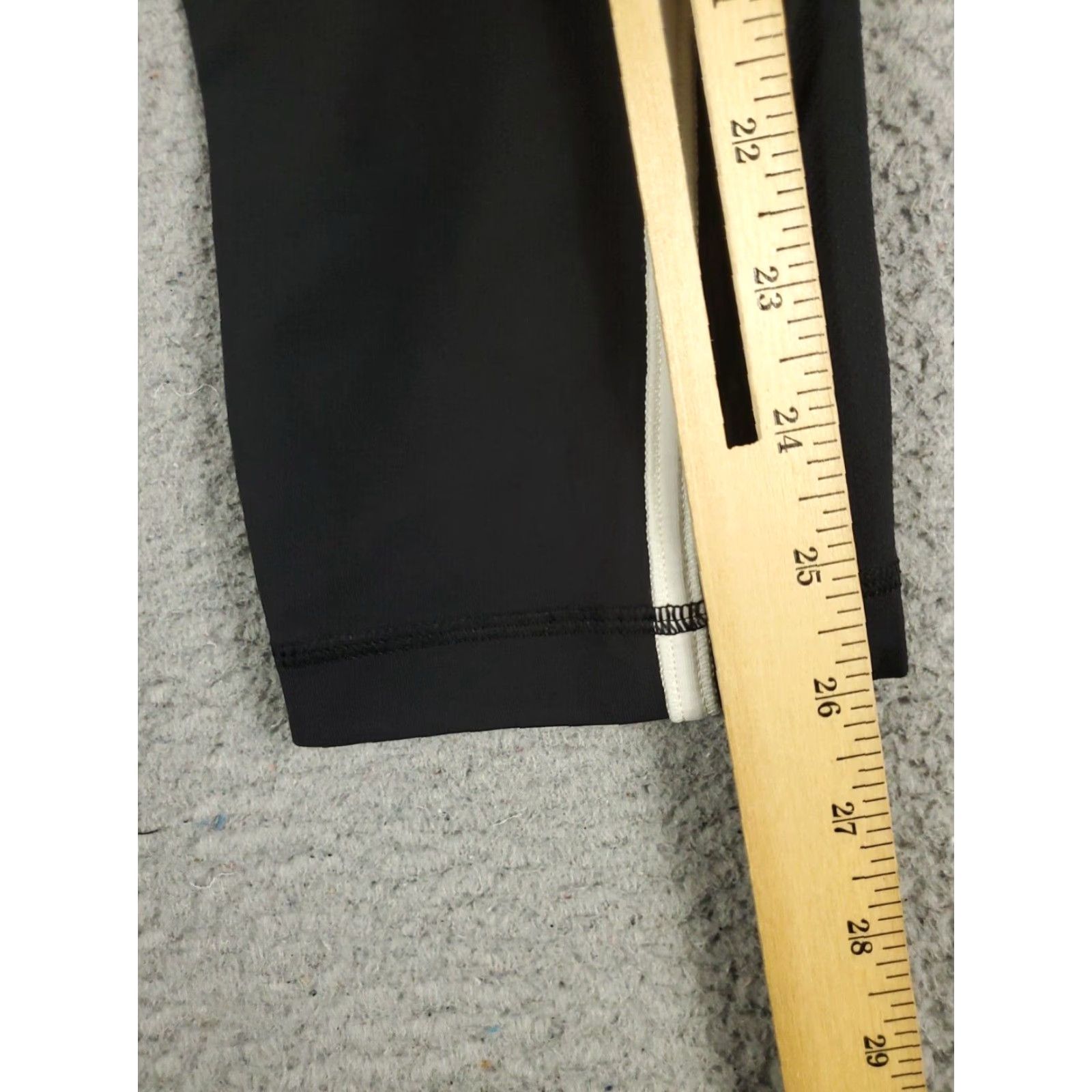 Lululemon Lululemon Leggings Shirt Capri Black Womens Size 4 Pockets Athleisure Logo Modern Capris Size 27" / US 4 / IT 40 - 4 Thumbnail