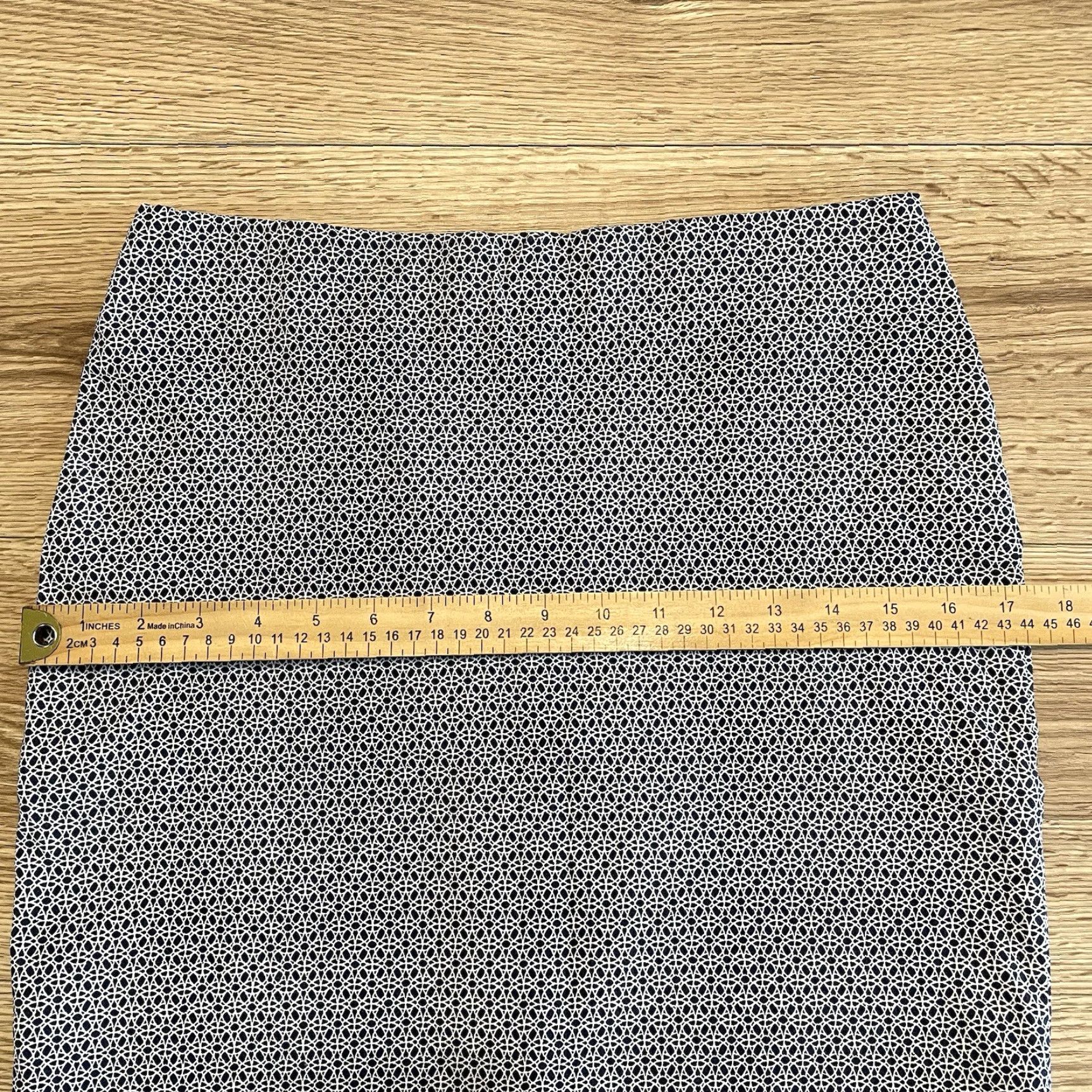 Vintage 89th & Madison Women's Size M Knee Length Straight Pencil Skirt Blue/White Geometric Stretch Stretch & Elastic Waist Casual Workwear Size 32" / US 10 / IT 46 - 5 Thumbnail