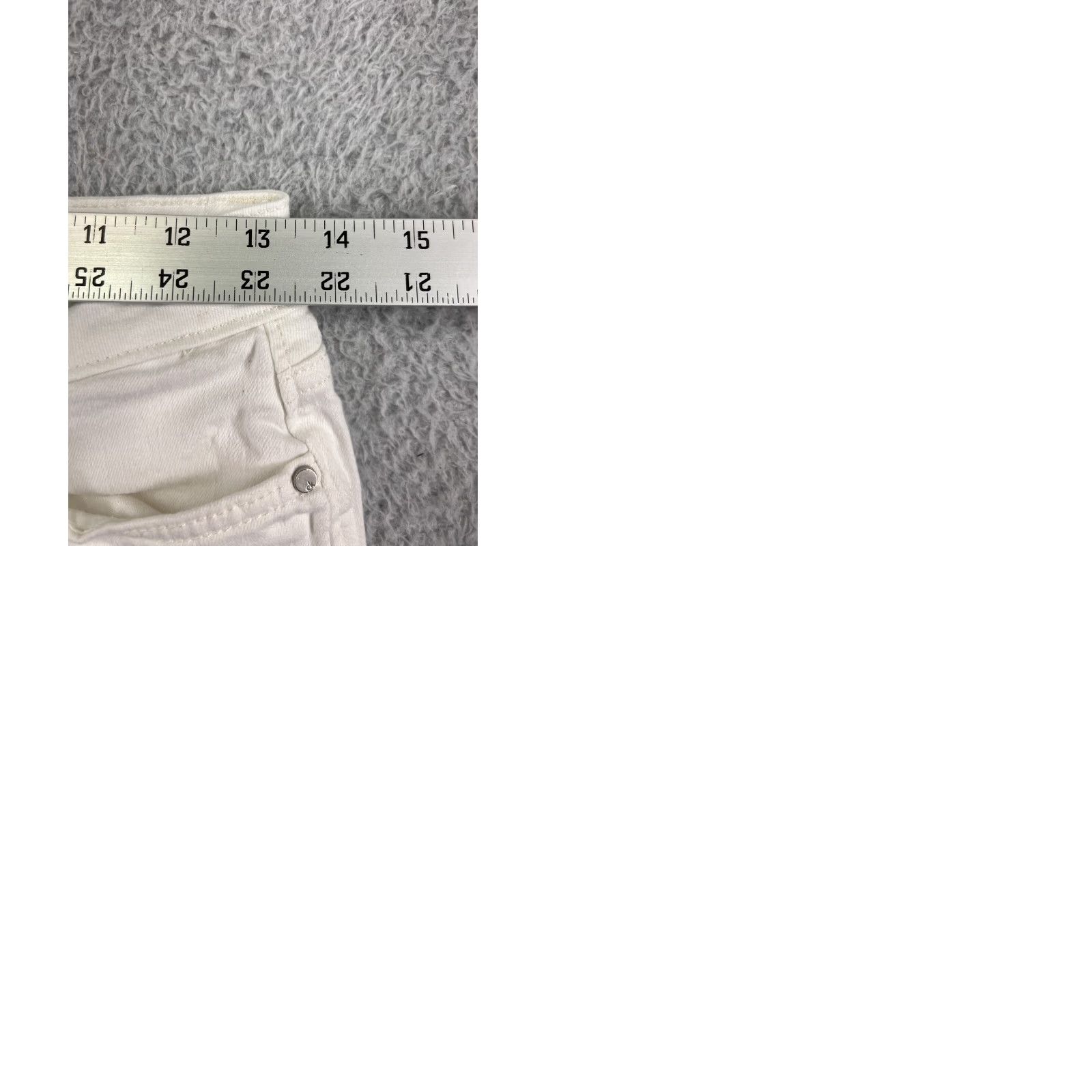 Calvin Klein Calvin Klein Shorts Womens 2 White Distressed Cotton Blend Stretch Pockets 26x9 Vintage No Size 26" / US 2 / IT 38 - 10 Thumbnail