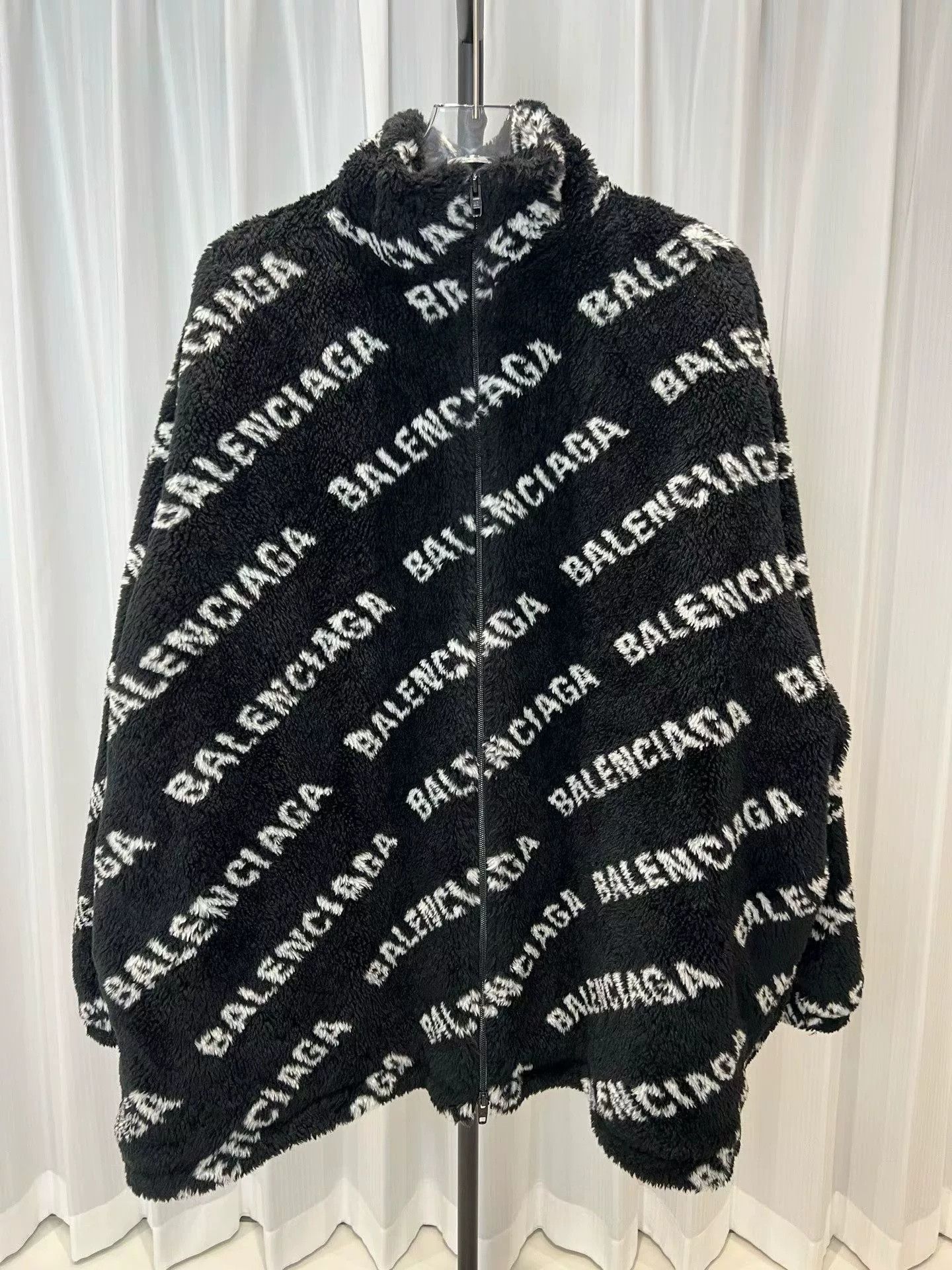 Balenciaga Balenciaga Black White Letter Teddy Coat Size US S / EU 44-46 / 1 - 1 Thumbnail
